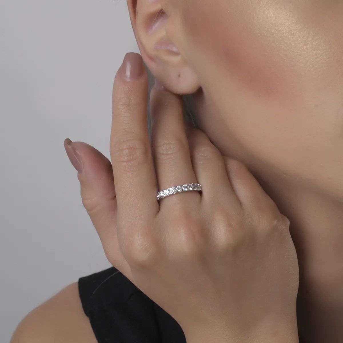 Inel eternity din aur alb cu diamante – eleganță Inel eternity din aur alb cu diamante - eleganță