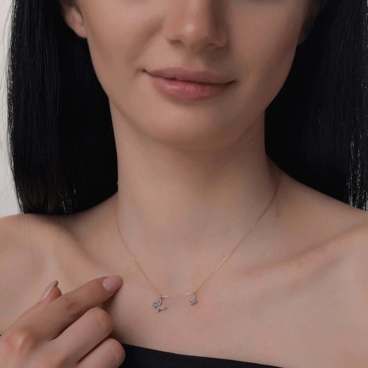 Lănțișor cu fluturi din aur roz-alb și diamante Lănțișor cu fluturi din aur roz-alb și diamante