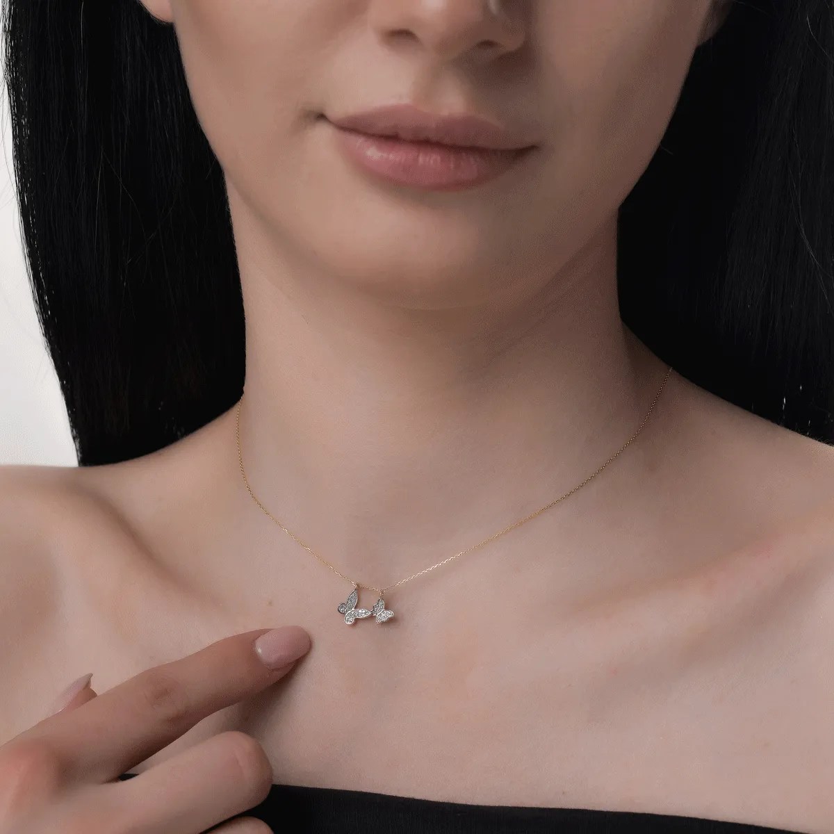 Lanț cu fluturi din aur alb-galben și diamante Lanț cu fluturi din aur alb-galben și diamante