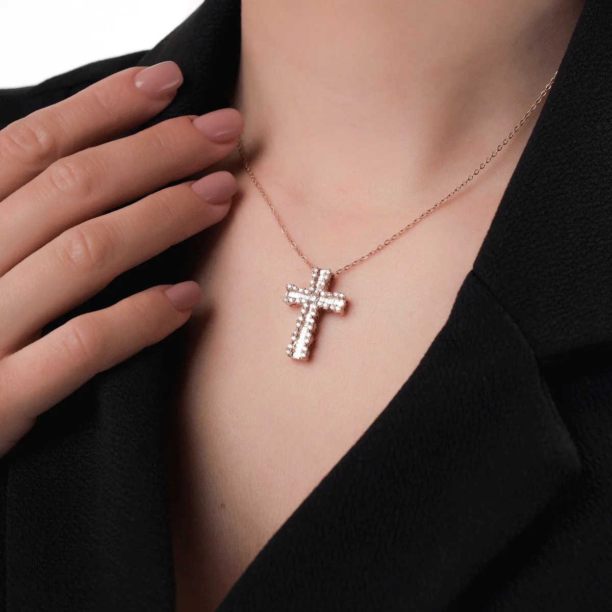Pandantiv din aur roz cu diamante – eleganță pură Pandantiv din aur roz cu diamante - eleganță pură