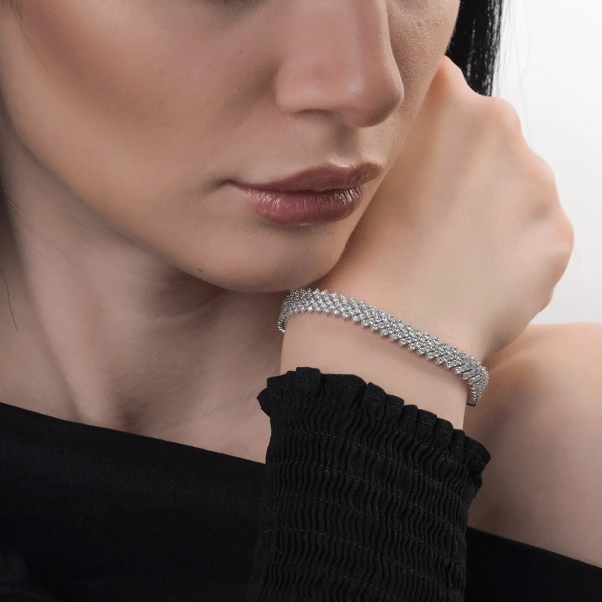 Brățăra tennis din aur alb cu diamante – eleganță Brățăra tennis din aur alb cu diamante - eleganță