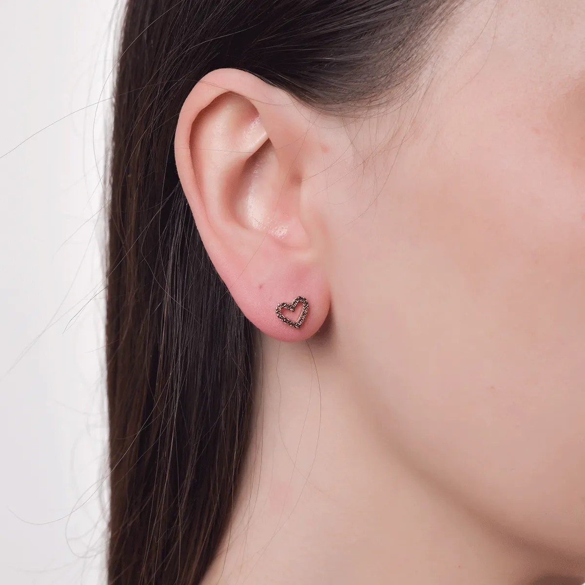 Cercei inimioare din aur roz – stil și eleganță Cercei inimioare din aur roz - stil și eleganță