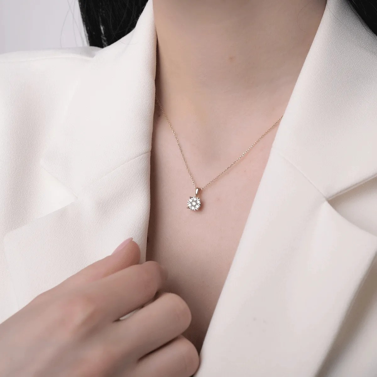 Pandantiv din aur galben cu diamante – eleganță rafinată Pandantiv din aur galben cu diamante - eleganță rafinată