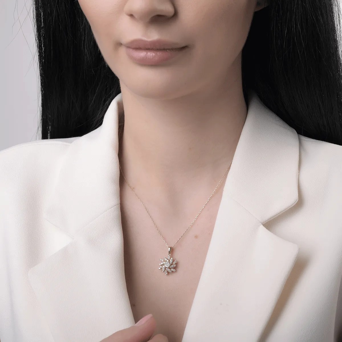 Pandantiv floral din aur galben cu diamante Pandantiv floral din aur galben cu diamante