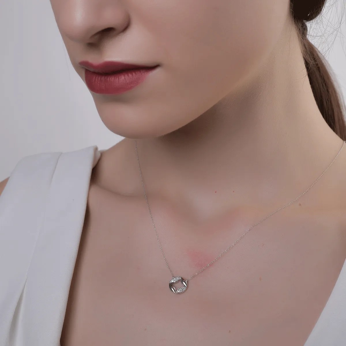 Lanț din aur alb cu diamante – accesorii unice Lanț din aur alb cu diamante - accesorii unice