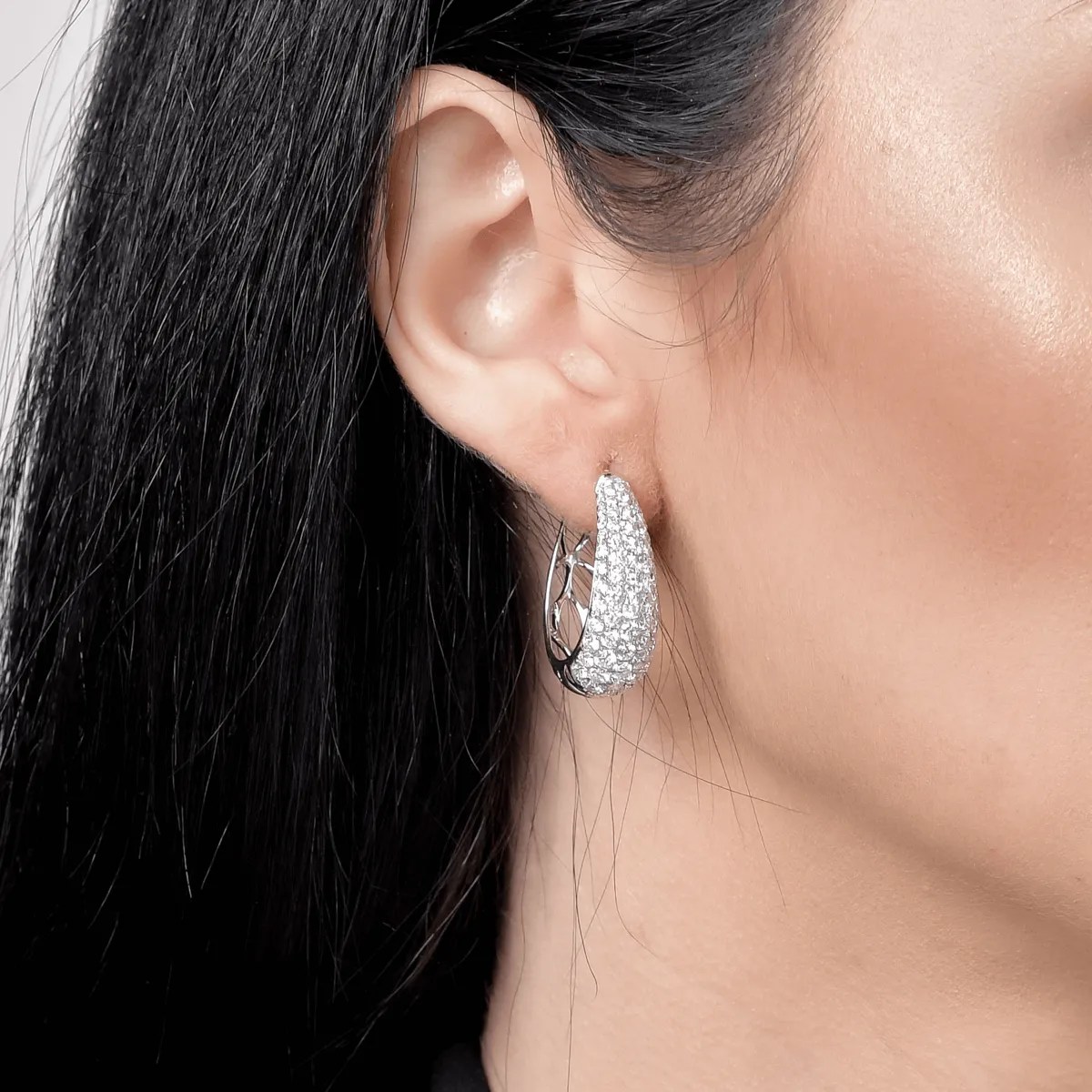 Cercei din aur alb cu diamante de 4.221ct Cercei din aur alb cu diamante de 4.221ct