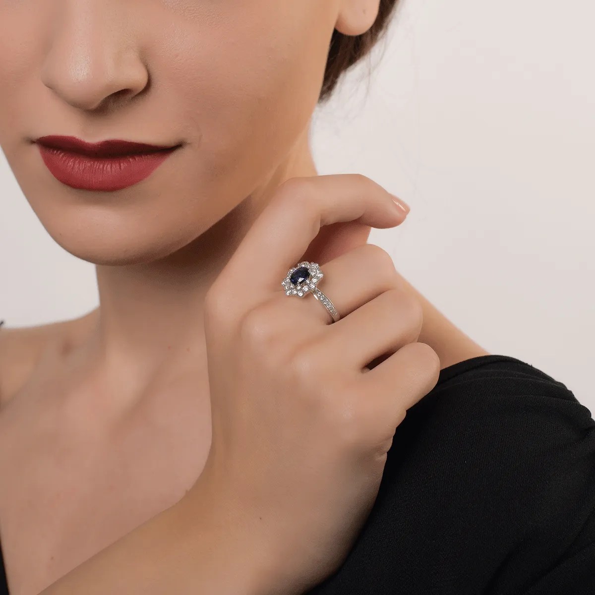 Inel din aur alb cu safir și diamante Inel din aur alb cu safir și diamante