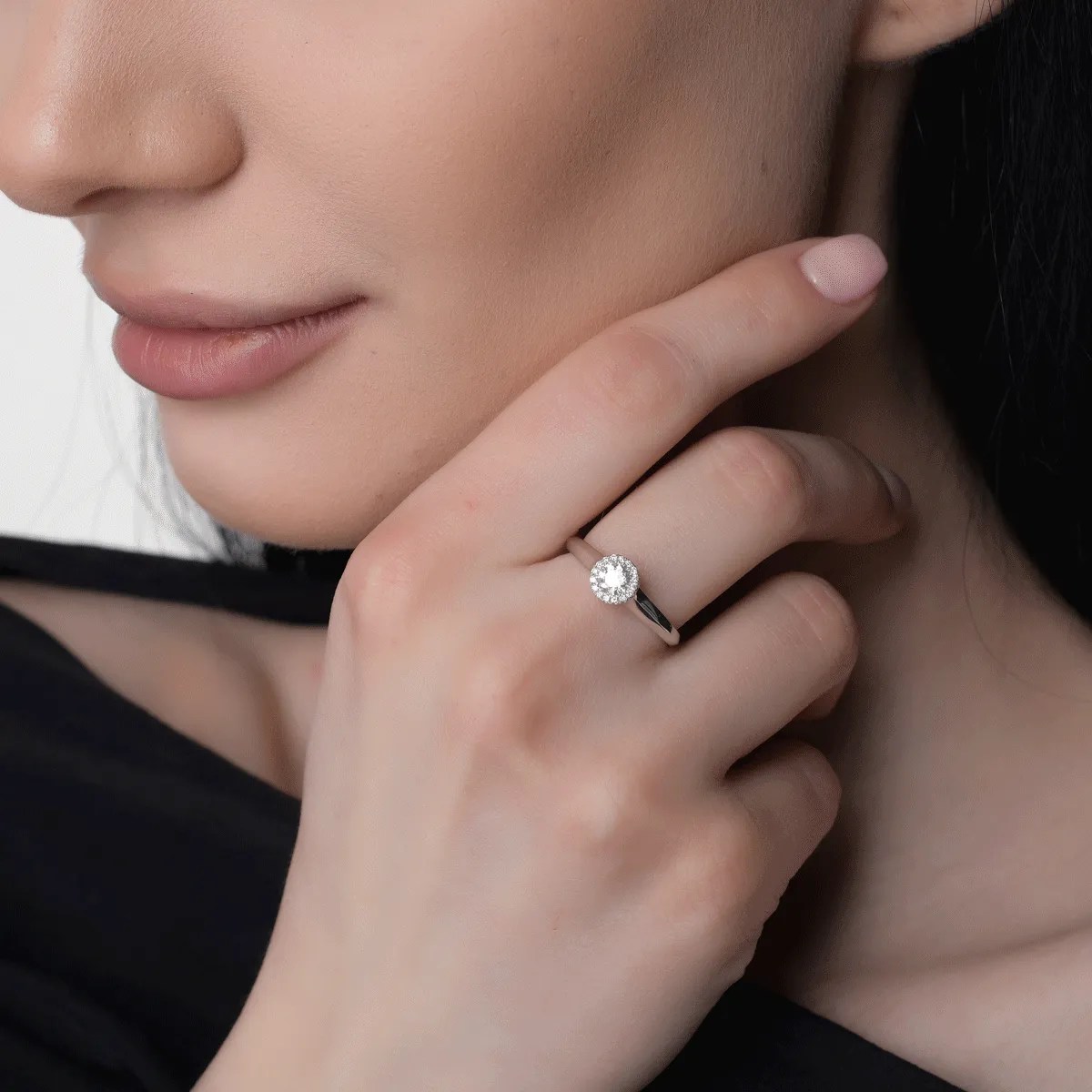 Inel din aur alb cu diamant – eleganță rafinată Inel din aur alb cu diamant - eleganță rafinată