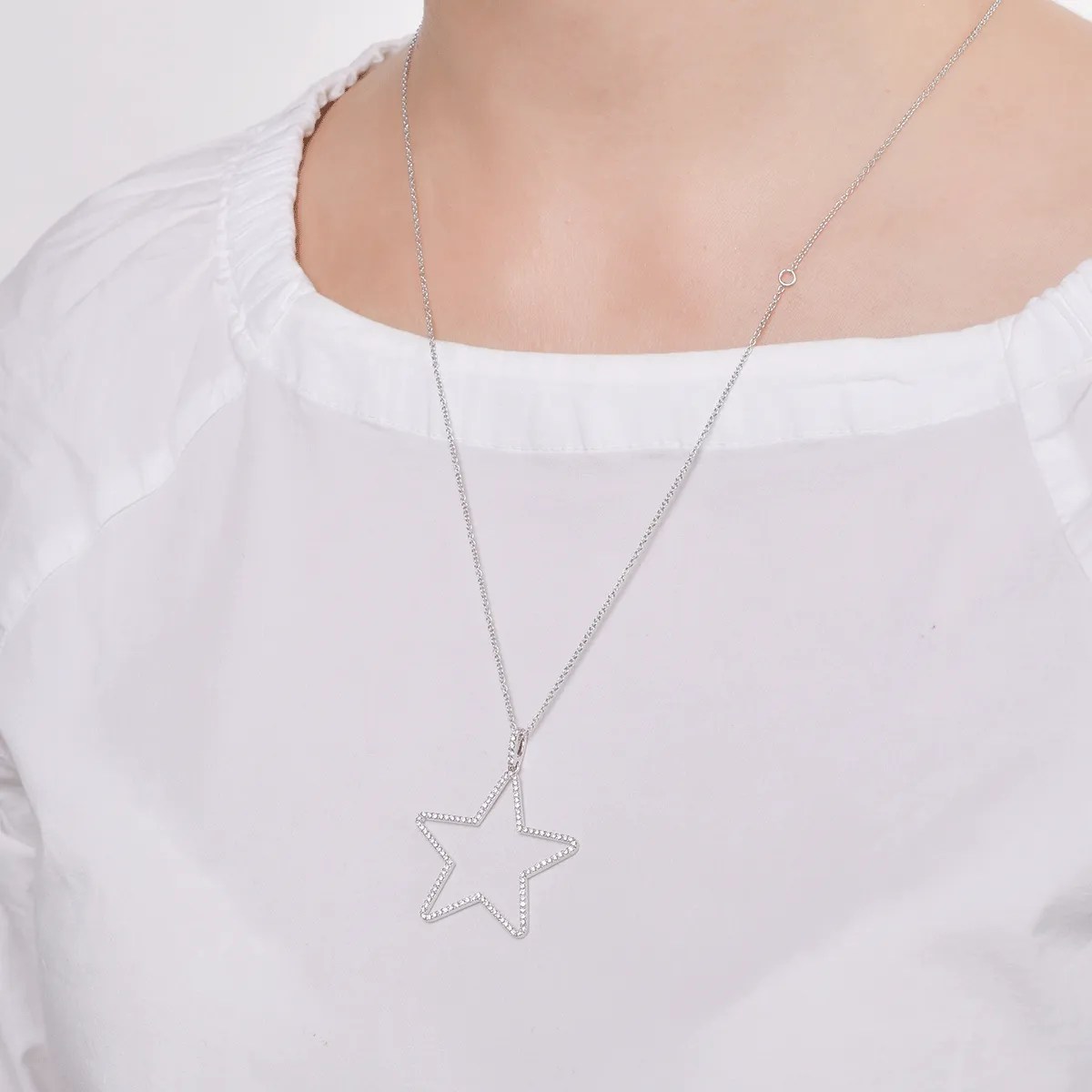 Lant cu pandantiv stea din aur alb și diamante Lant cu pandantiv stea din aur alb și diamante