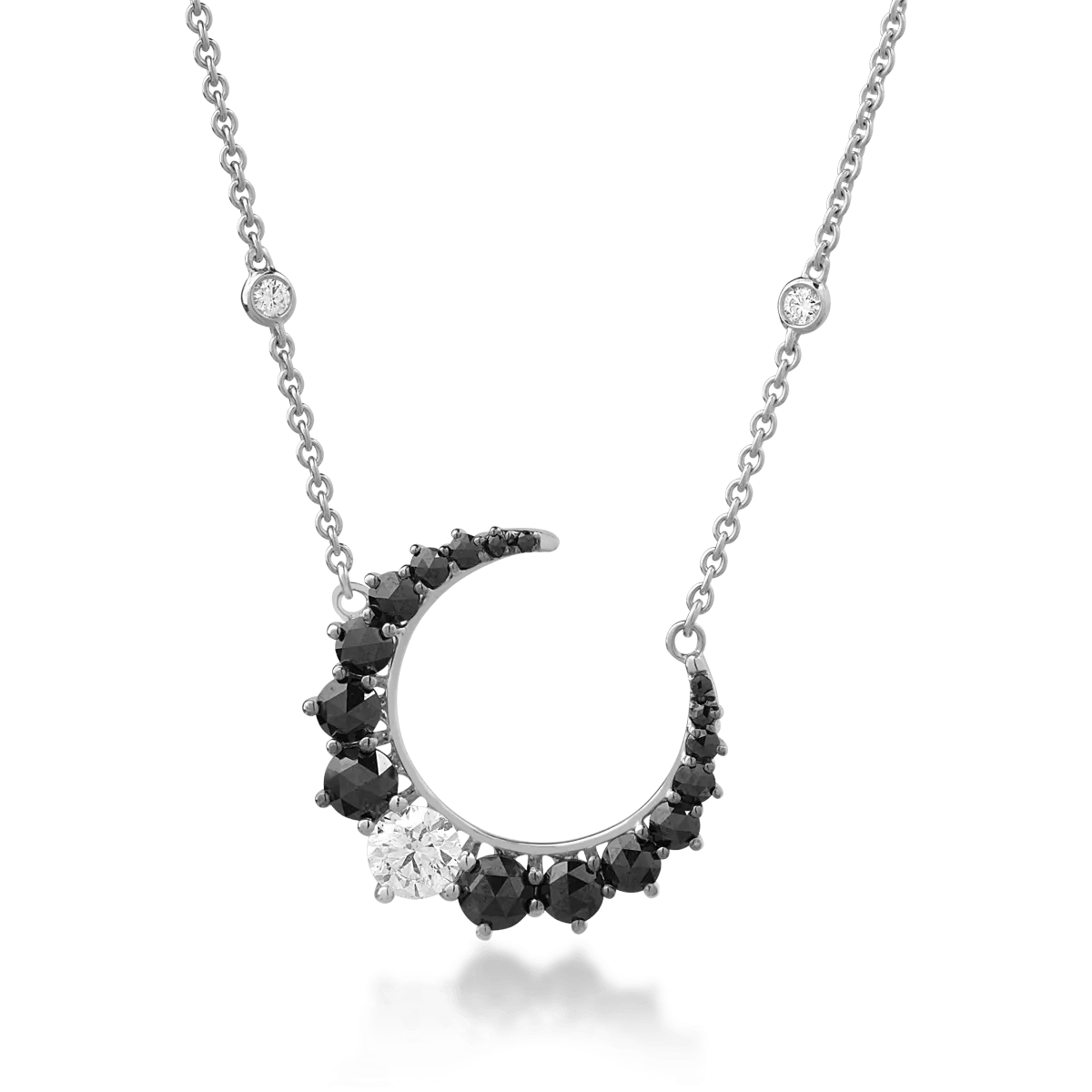 Lanț cu pandantiv semilună din aur alb cu diamante negre de 1.03ct și diamante incolore de 0.65ct Lanț cu pandantiv semilună din aur alb cu diamante negre de 1.03ct și diamante incolore de 0.65ct