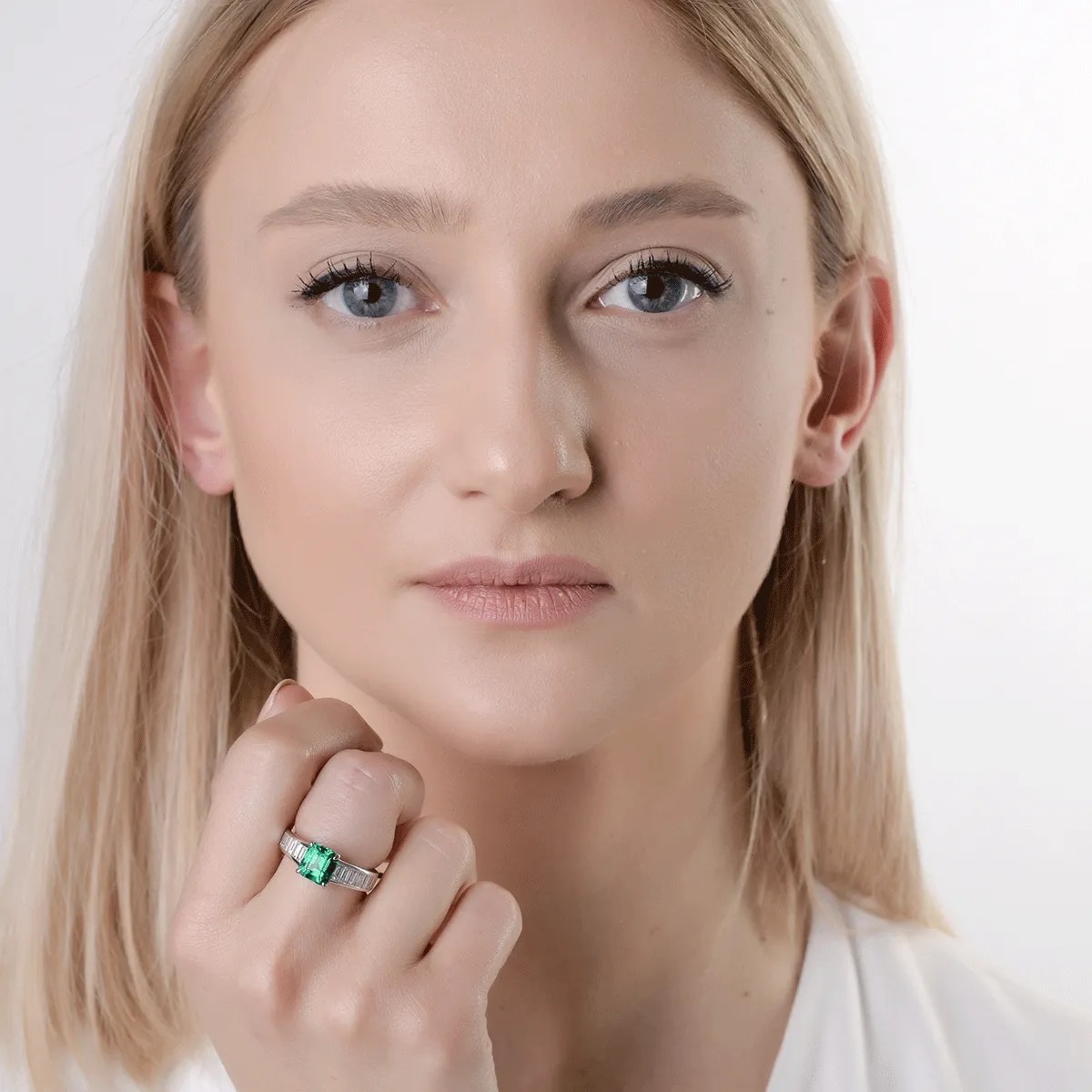 Inel din aur alb cu smarald și diamante Inel din aur alb cu smarald și diamante