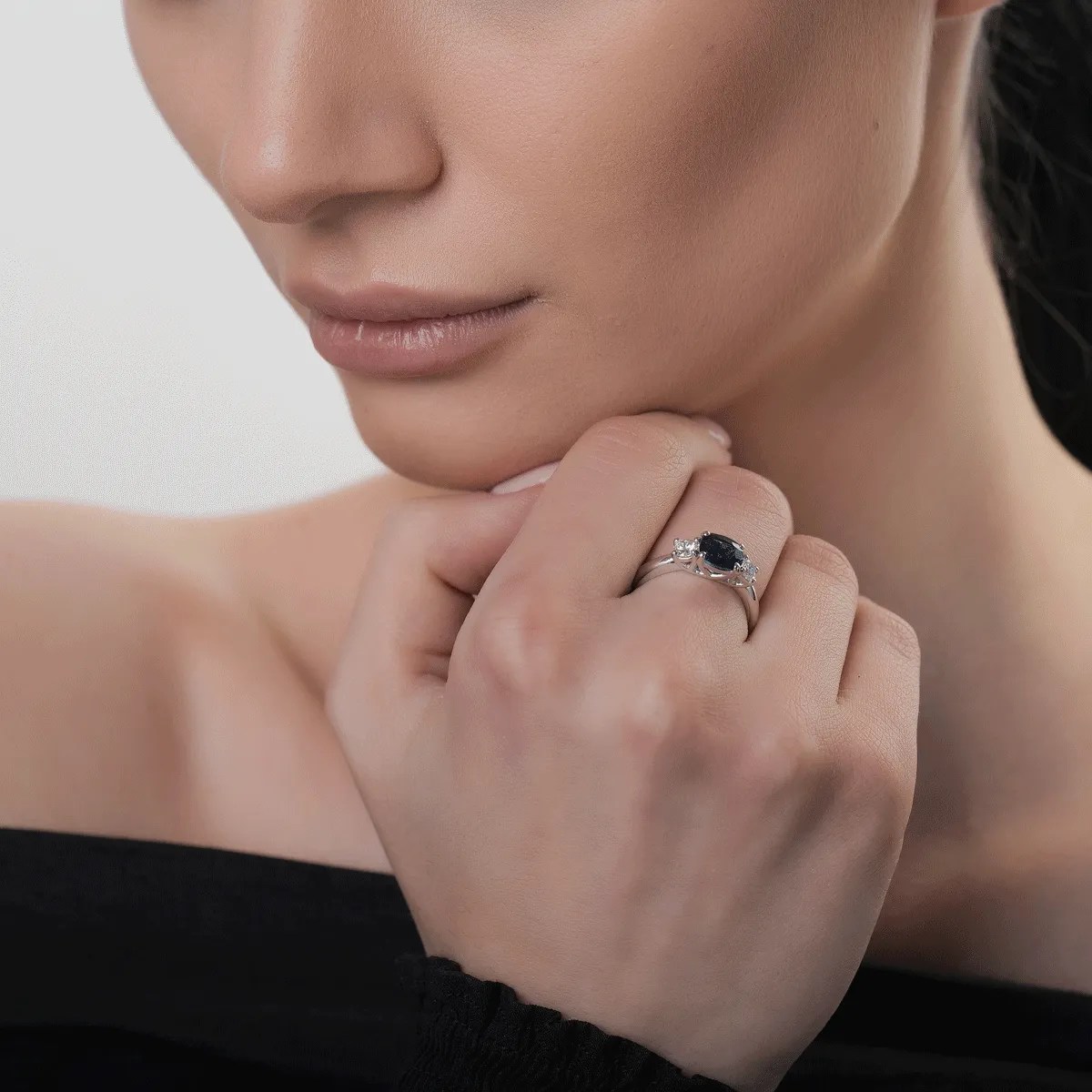 Inel din aur alb cu safir și diamante Inel din aur alb cu safir și diamante