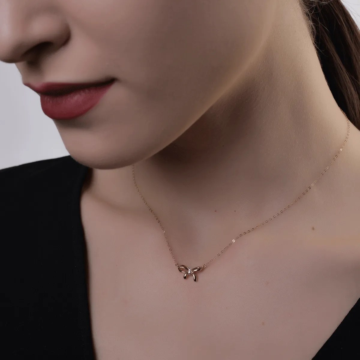 Colier aur roz cu diamante – eleganță subtilă Colier aur roz cu diamante - eleganță subtilă