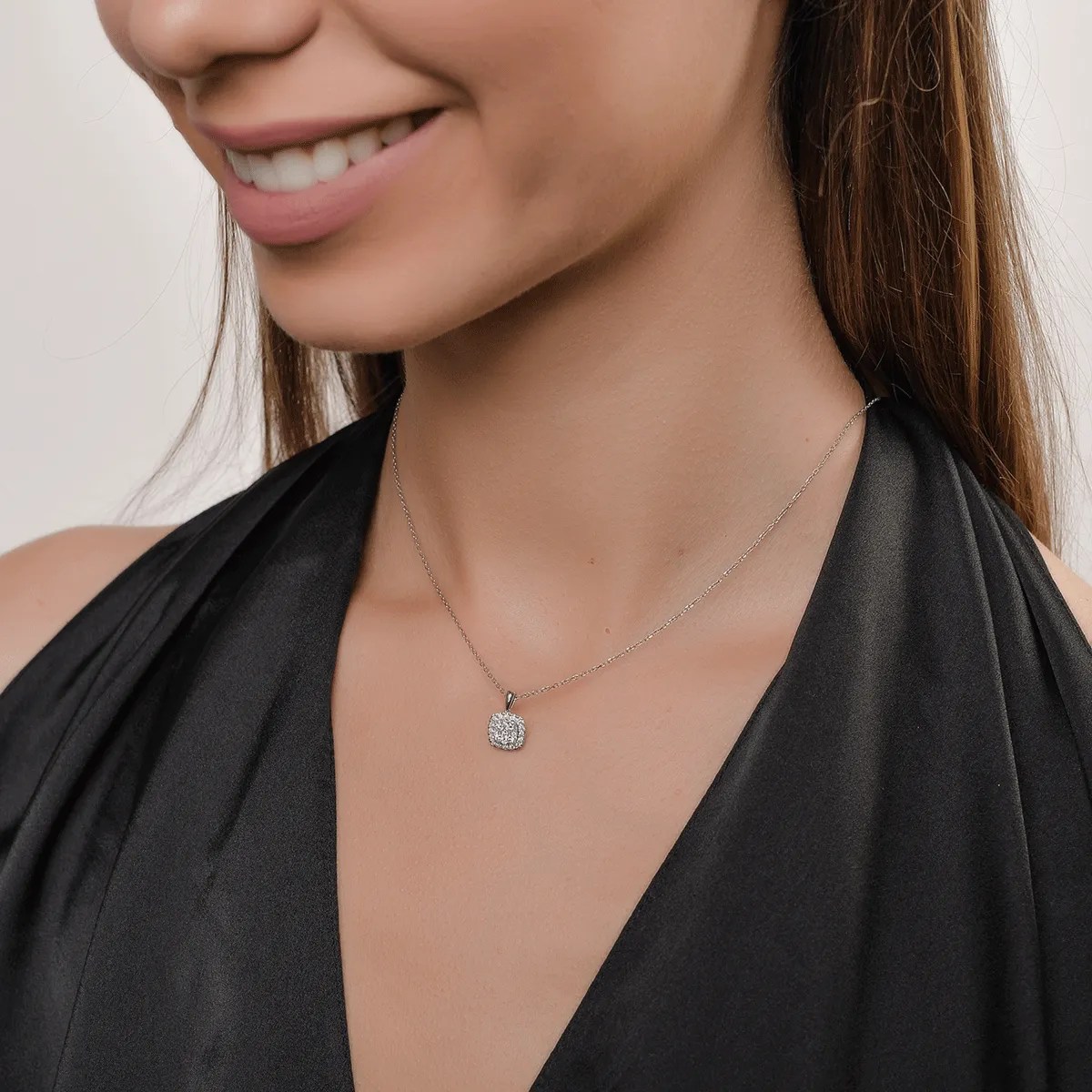 Pandantiv din aur alb cu diamante – eleganță atemporală Pandantiv din aur alb cu diamante - eleganță atemporală