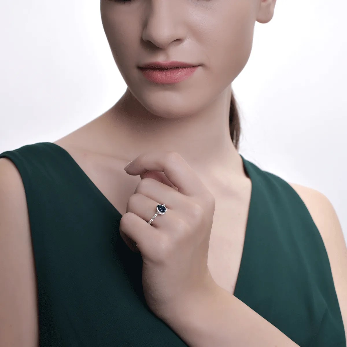 Inel din aur alb cu safir și diamante Inel din aur alb cu safir și diamante