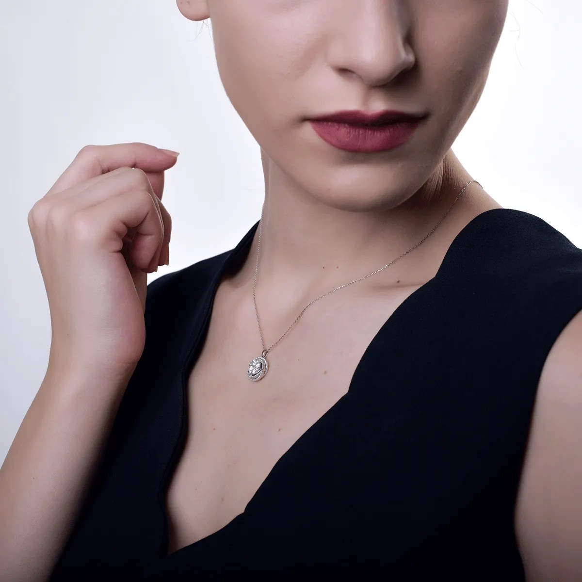 Lanț din aur alb cu pandantiv și diamante Lanț din aur alb cu pandantiv și diamante