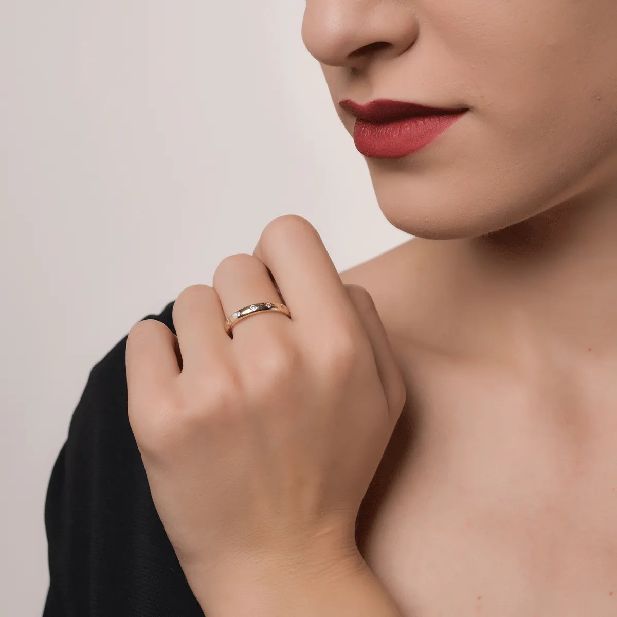 Inel din aur galben cu zirconii – elegant și versatil Inel din aur galben cu zirconii - elegant și versatil