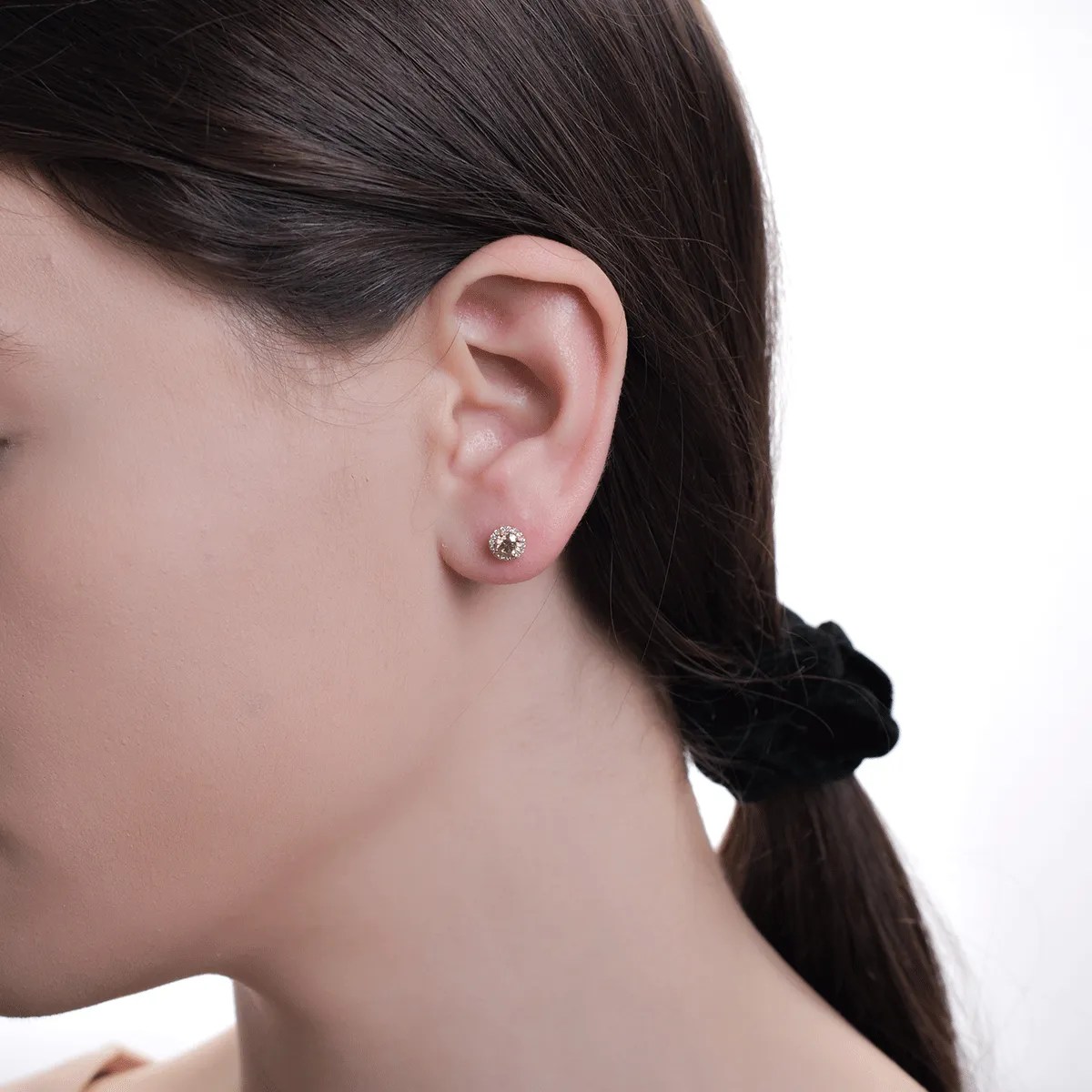 Cercei aur roz cu diamante maro și transparente Cercei aur roz cu diamante maro și transparente