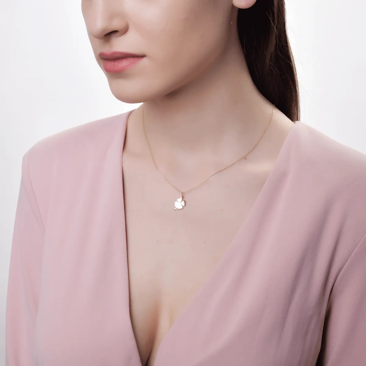 Pandantiv trifoi din aur roz – eleganță și stil Pandantiv trifoi din aur roz - eleganță și stil