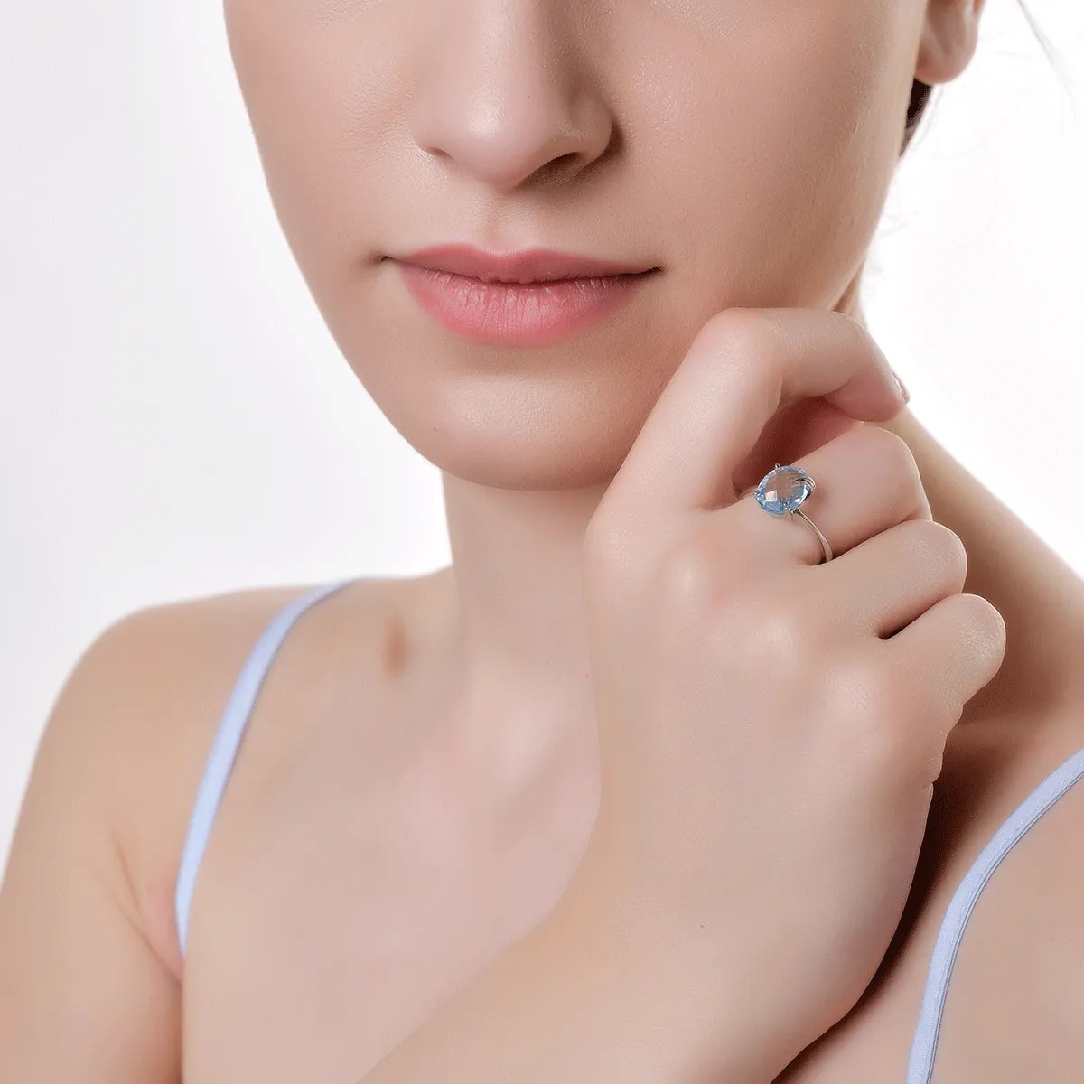 Inel din aur alb cu zirconia albastră – bijuterii teilor Inel din aur alb cu zirconia albastră - bijuterii teilor