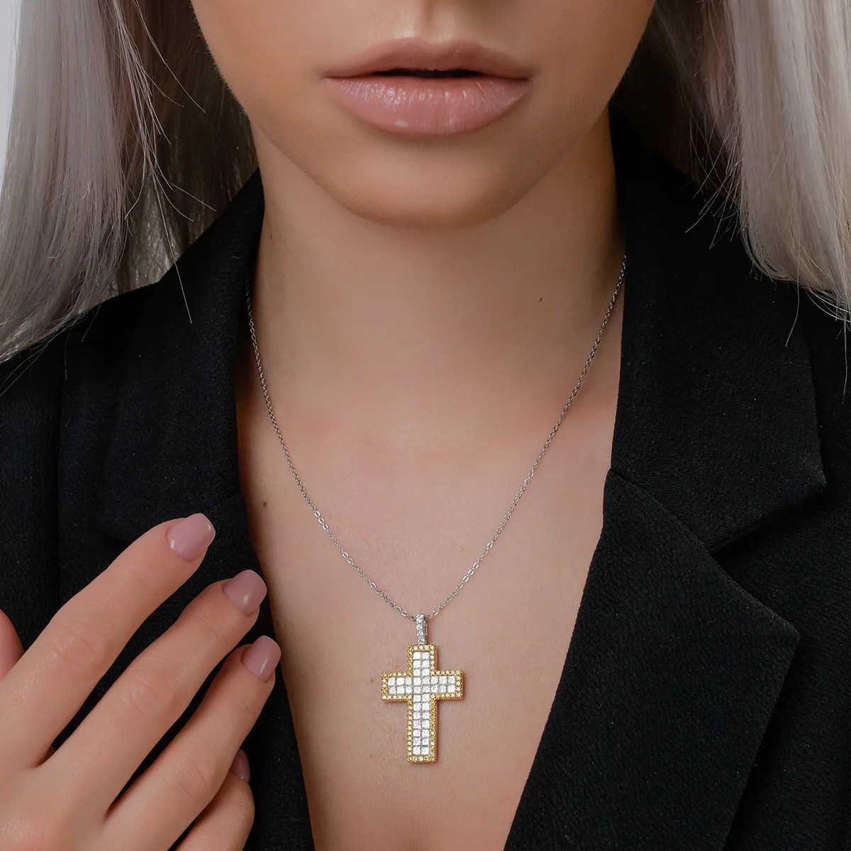 Pandantiv cruce din aur alb-galben cu diamante Pandantiv cruce din aur alb-galben cu diamante