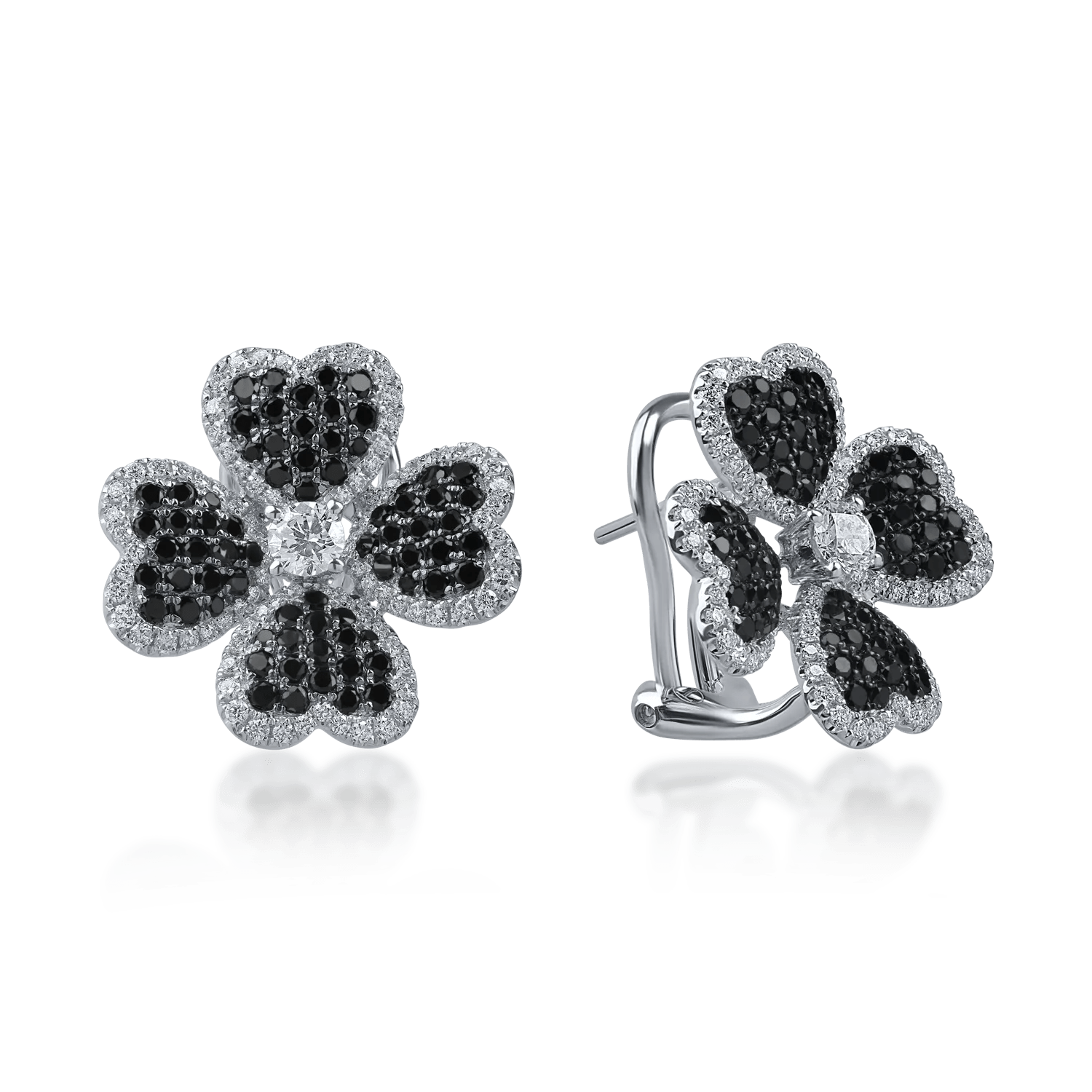 Cercei trifoi din aur alb cu diamante negre și incolore, 2.1ct Cercei trifoi din aur alb cu diamante negre și incolore, 2.1ct