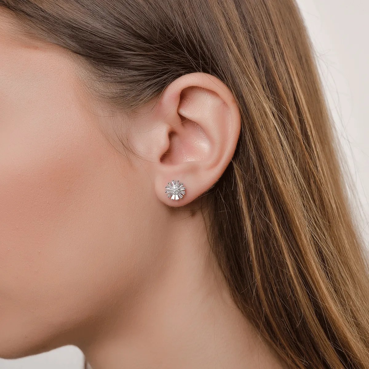 Cercei florali din aur alb cu diamante – eleganță pură Cercei florali din aur alb cu diamante - eleganță pură
