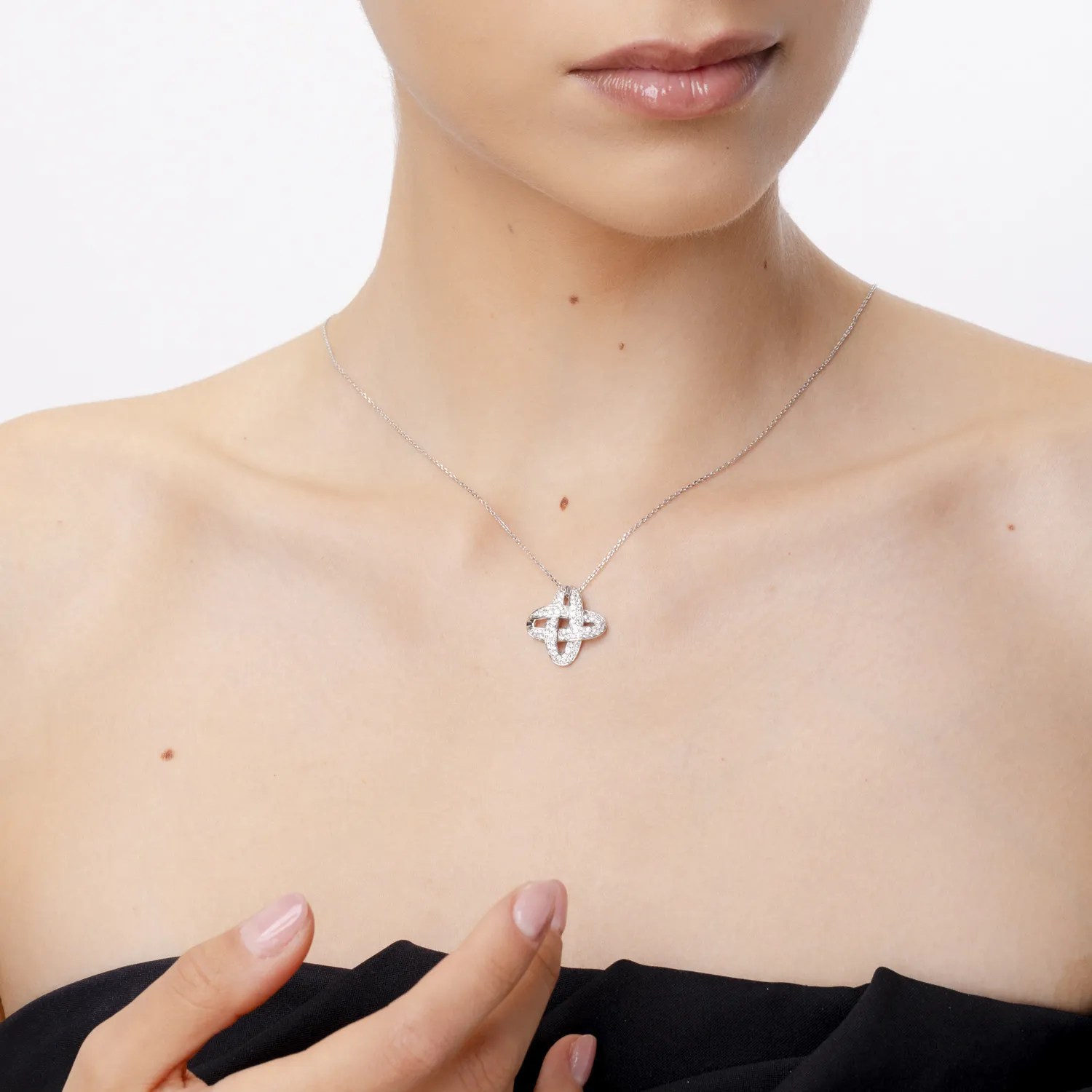 Pandantiv geometric din aur alb cu diamante – Teilor Pandantiv geometric din aur alb cu diamante – Teilor