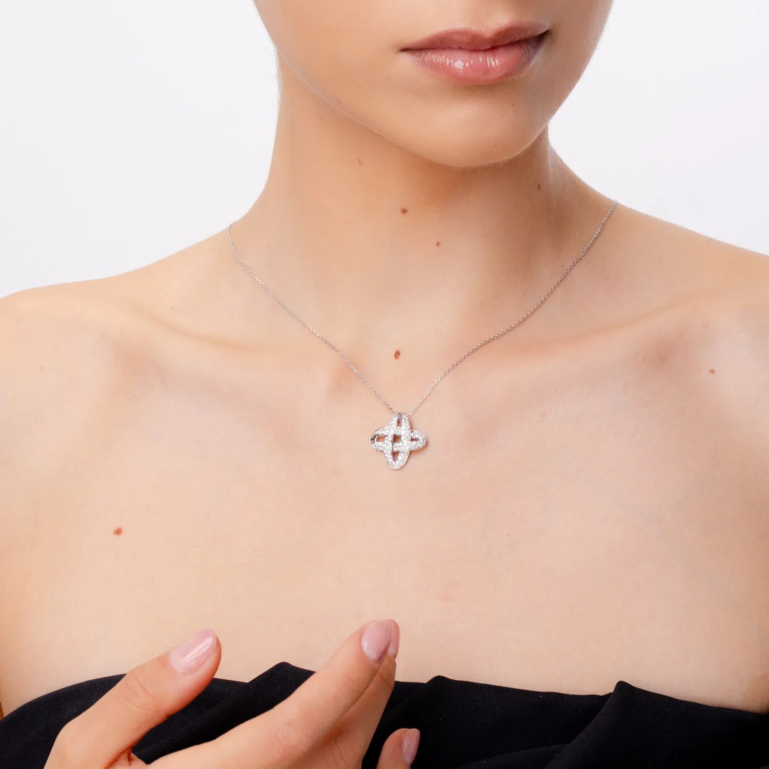 Pandantiv geometric din aur alb cu diamante – Teilor Pandantiv geometric din aur alb cu diamante – Teilor