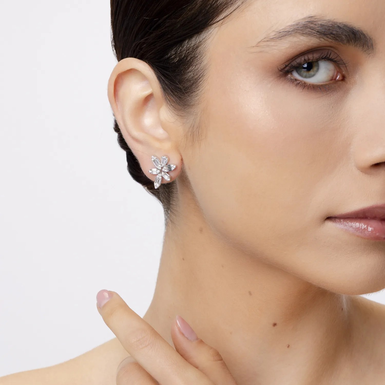 Cercei floare din aur alb cu diamante baguette și rotunde de 1.6ct – Teilor Cercei floare din aur alb cu diamante baguette și rotunde de 1.6ct – Teilor
