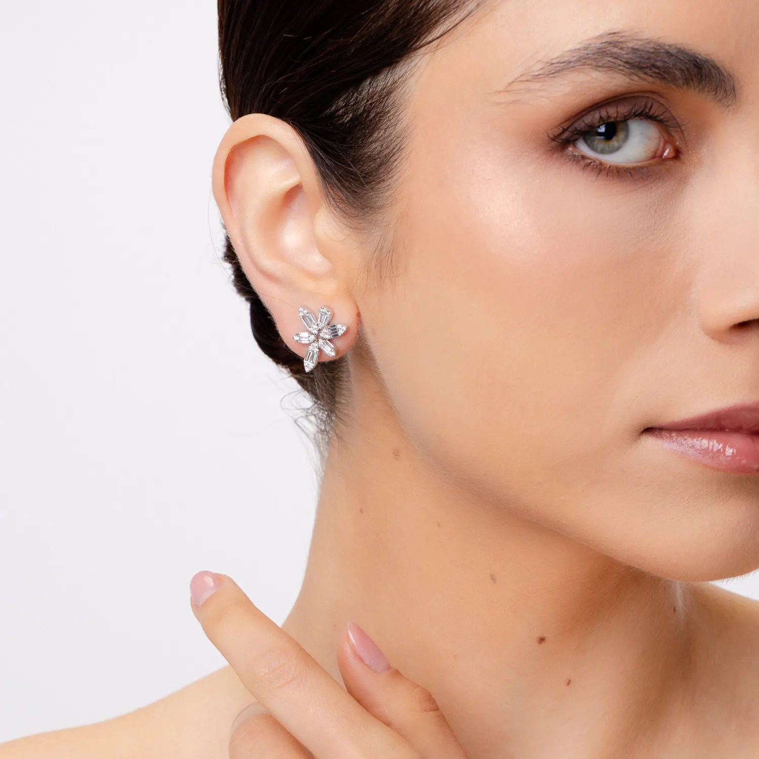 Cercei floare din aur alb cu diamante – Teilor Cercei floare din aur alb cu diamante - Teilor