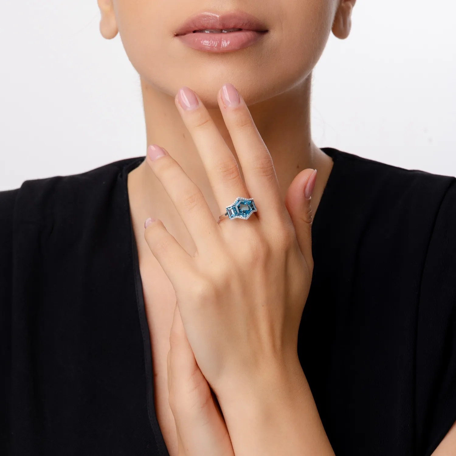 Inel geometric din aur alb cu topaze și diamante – Teilor Inel geometric din aur alb cu topaze și diamante - Teilor