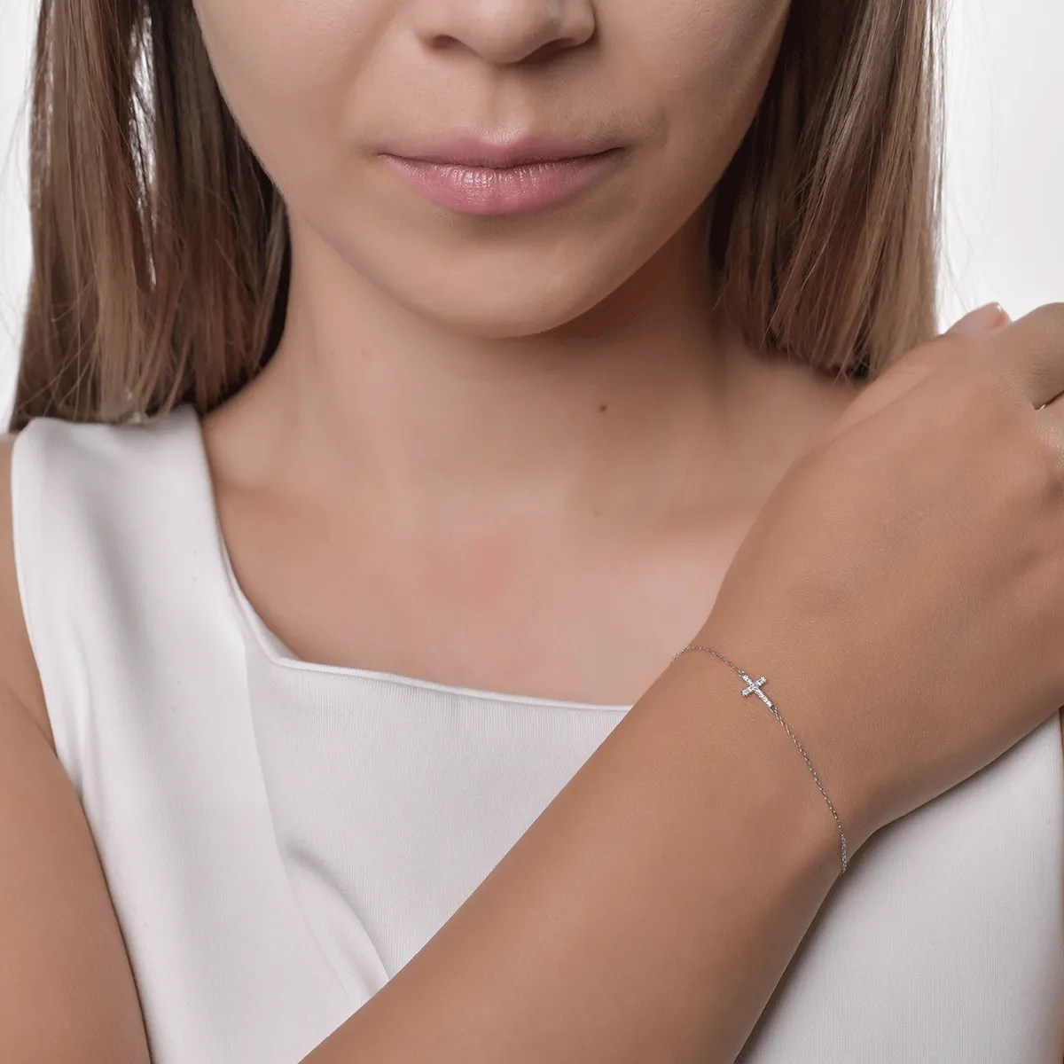 Brățară cu cruce din aur alb și diamante Brățară cu cruce din aur alb și diamante