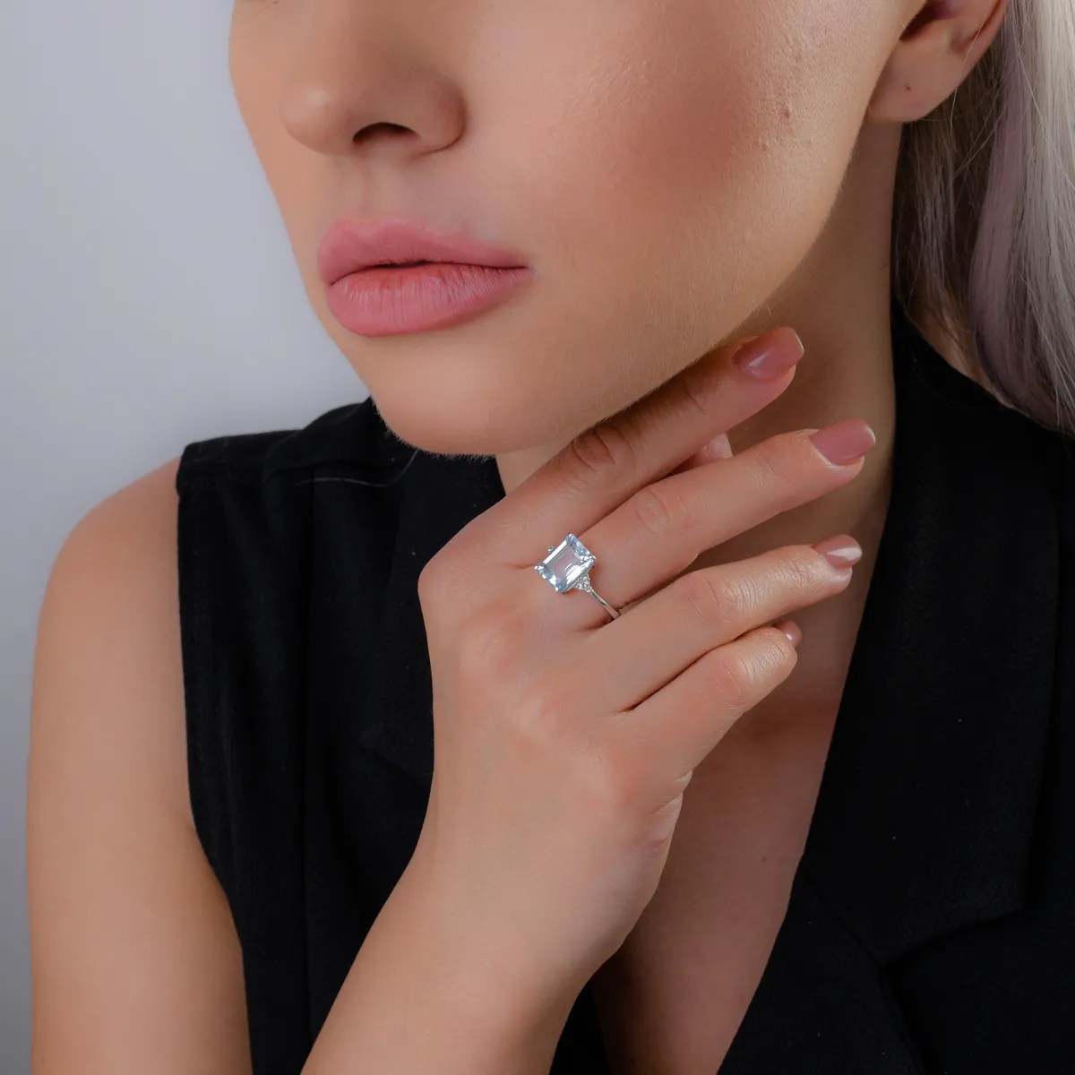 Inel din aur alb cu zirconii albastre și albe Inel din aur alb cu zirconii albastre și albe