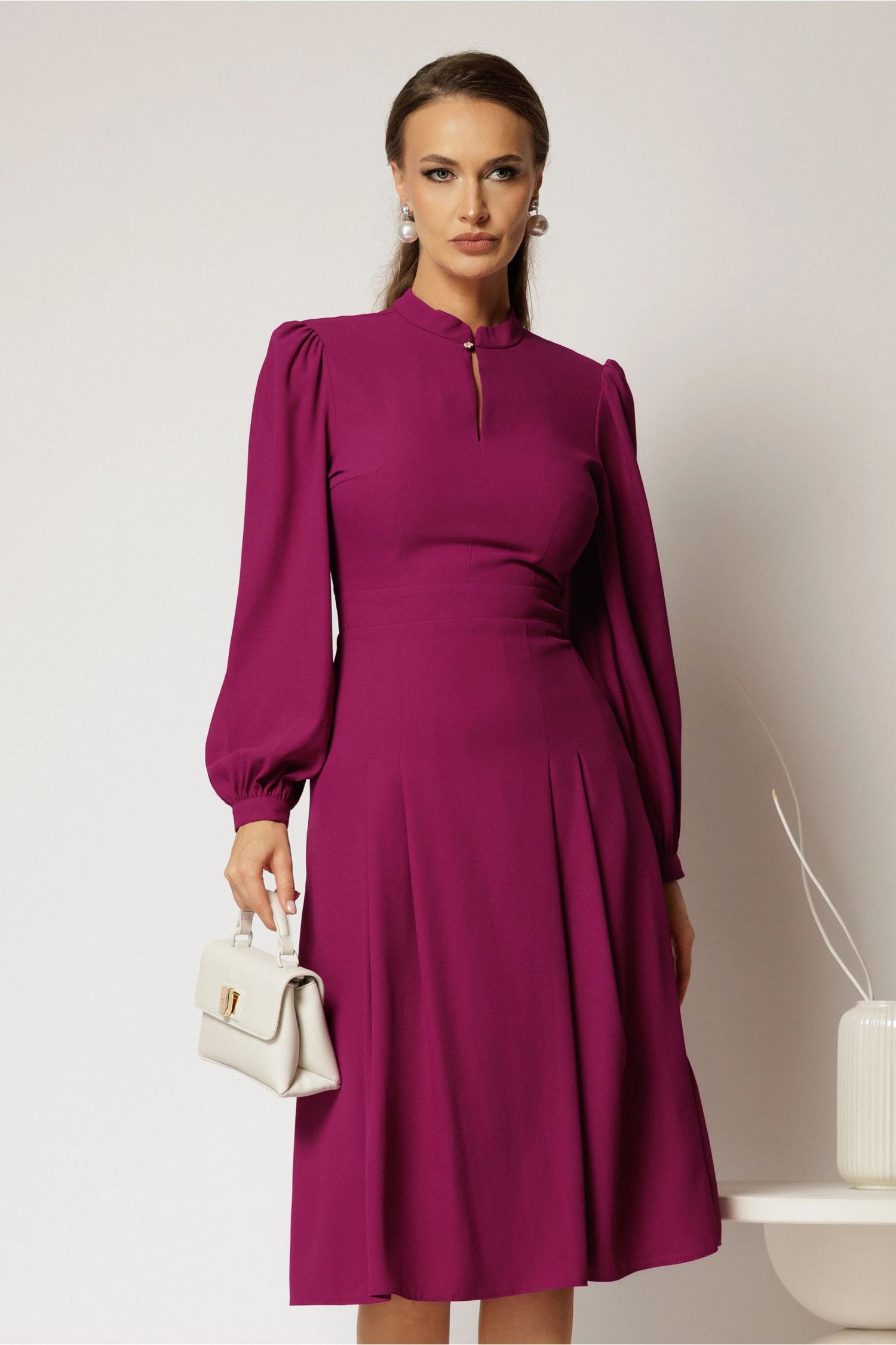 Rochie DY Fashion midi magenta cu decupaj la decolteu si pliuri pe fusta Rochie DY Fashion midi magenta cu decupaj la decolteu si pliuri pe fusta