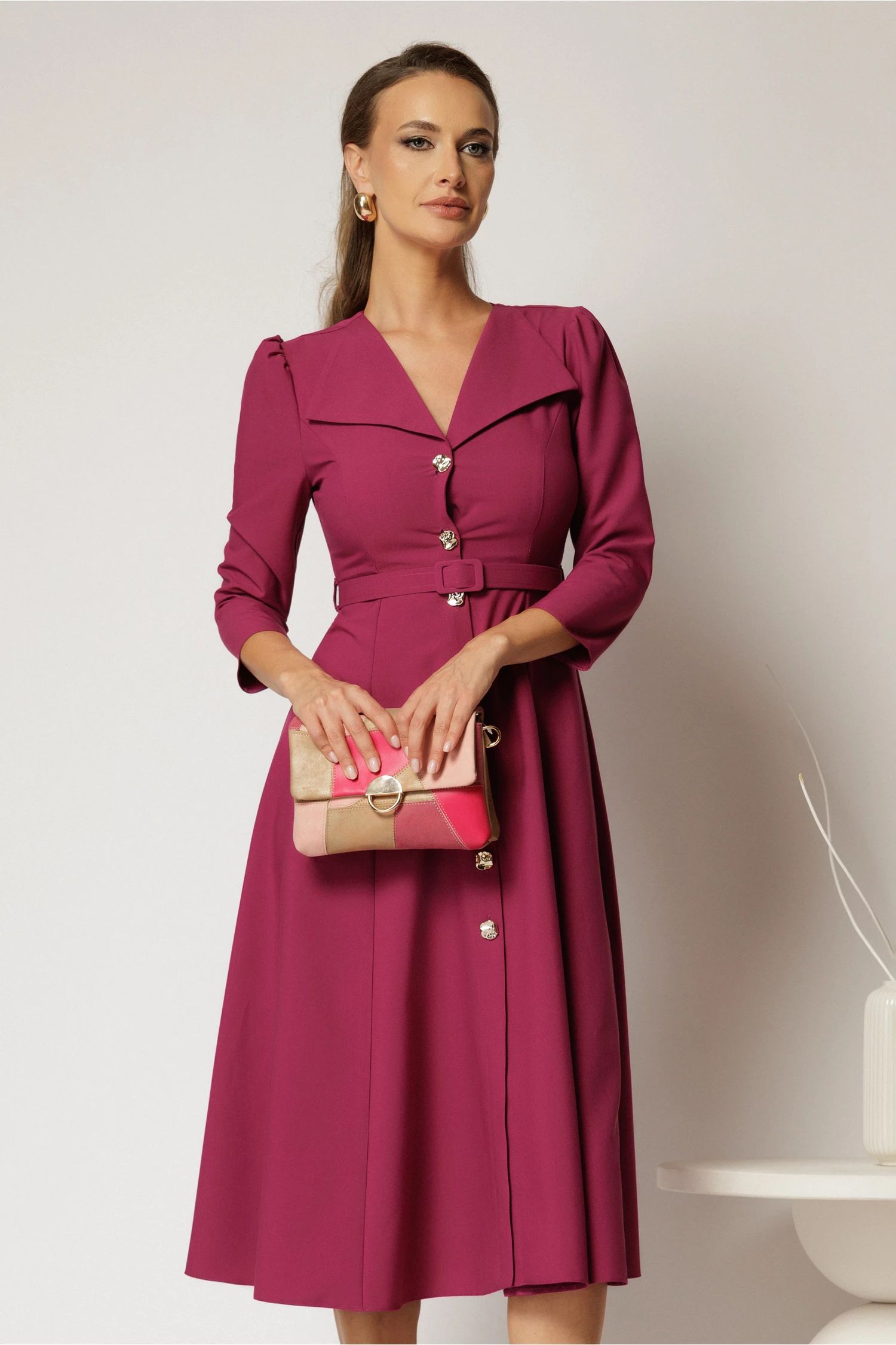 Rochie DY Fashion midi magenta cu inchidere cu nasturi si rever amplu Rochie DY Fashion midi magenta cu inchidere cu nasturi si rever amplu