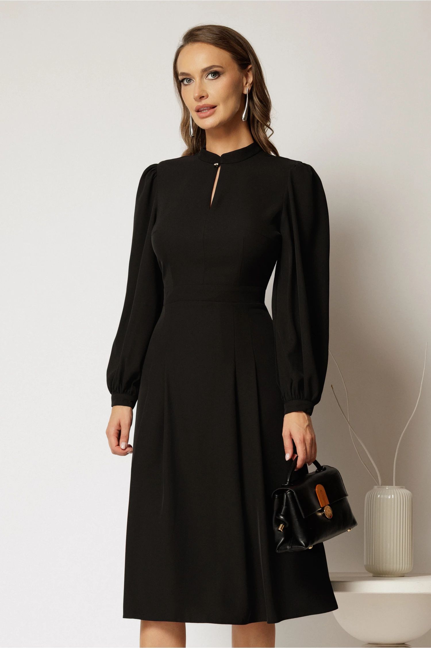 Rochie DY Fashion midi neagra cu decupaj la decolteu si pliuri pe fusta Rochie DY Fashion midi neagra cu decupaj la decolteu si pliuri pe fusta