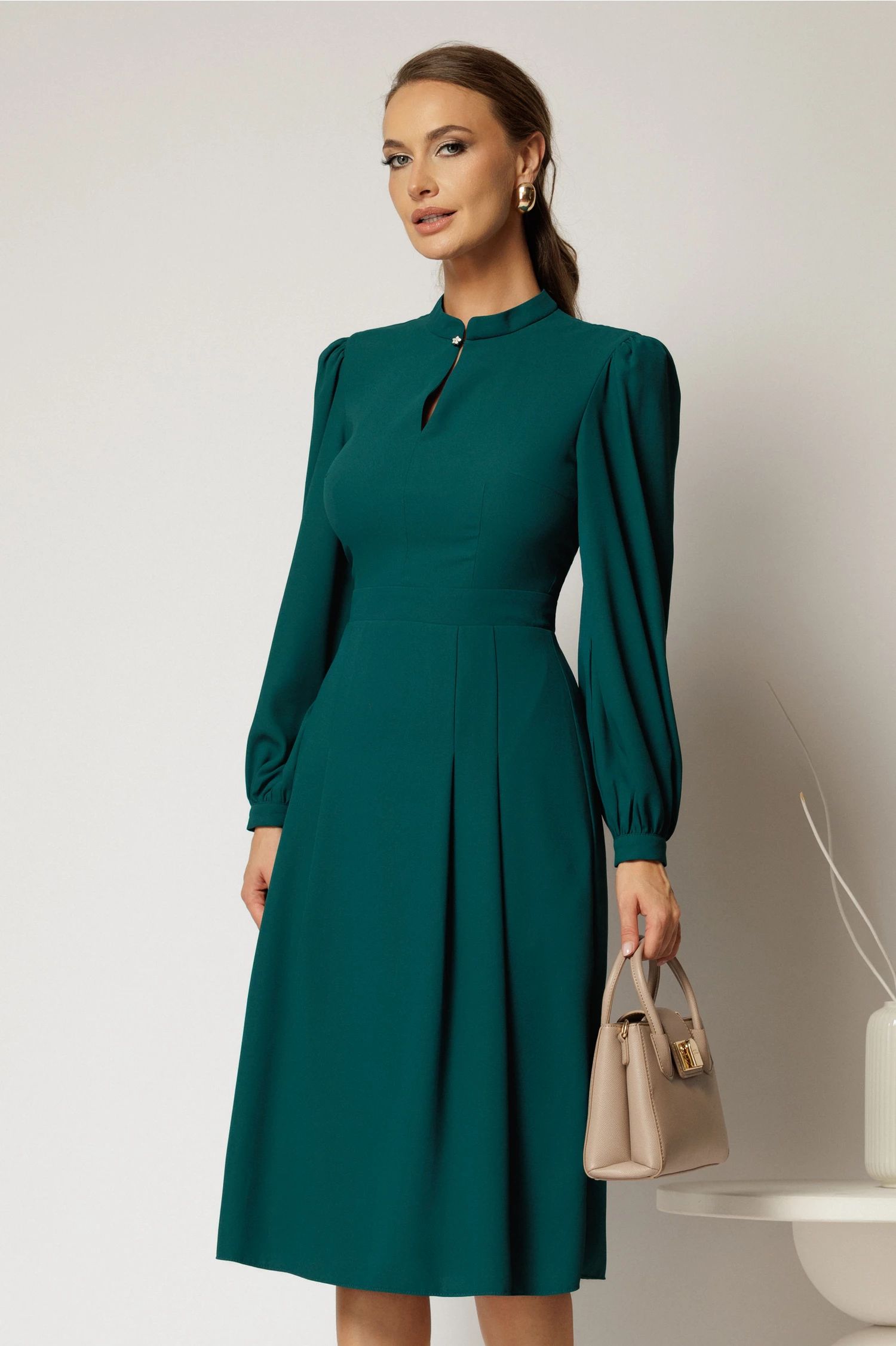 Rochie DY Fashion midi turcoaz cu decupaj la decolteu si pliuri pe fusta Rochie DY Fashion midi turcoaz cu decupaj la decolteu si pliuri pe fusta