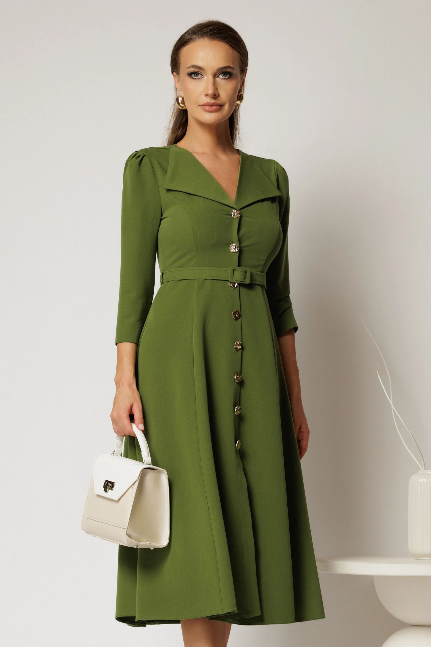 Rochie DY Fashion midi verde fistic cu inchidere cu nasturi si rever amplu Rochie DY Fashion midi verde fistic cu inchidere cu nasturi si rever amplu
