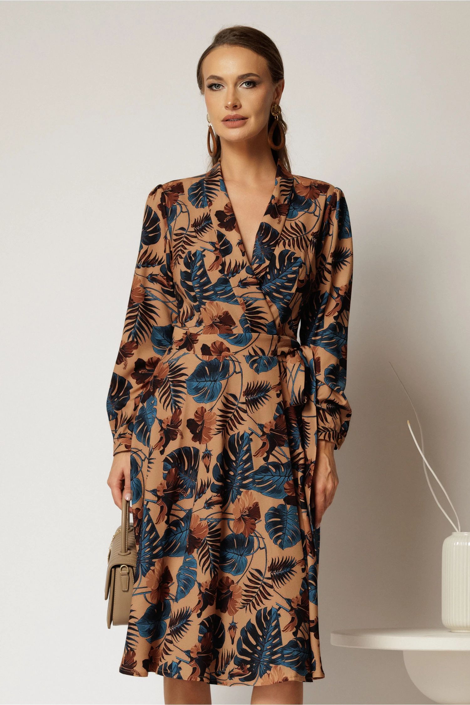 Rochie maro midi imprimeu floral tropical cu aspect petrecut si cordon in talie Rochie maro midi imprimeu floral tropical cu aspect petrecut si cordon in talie