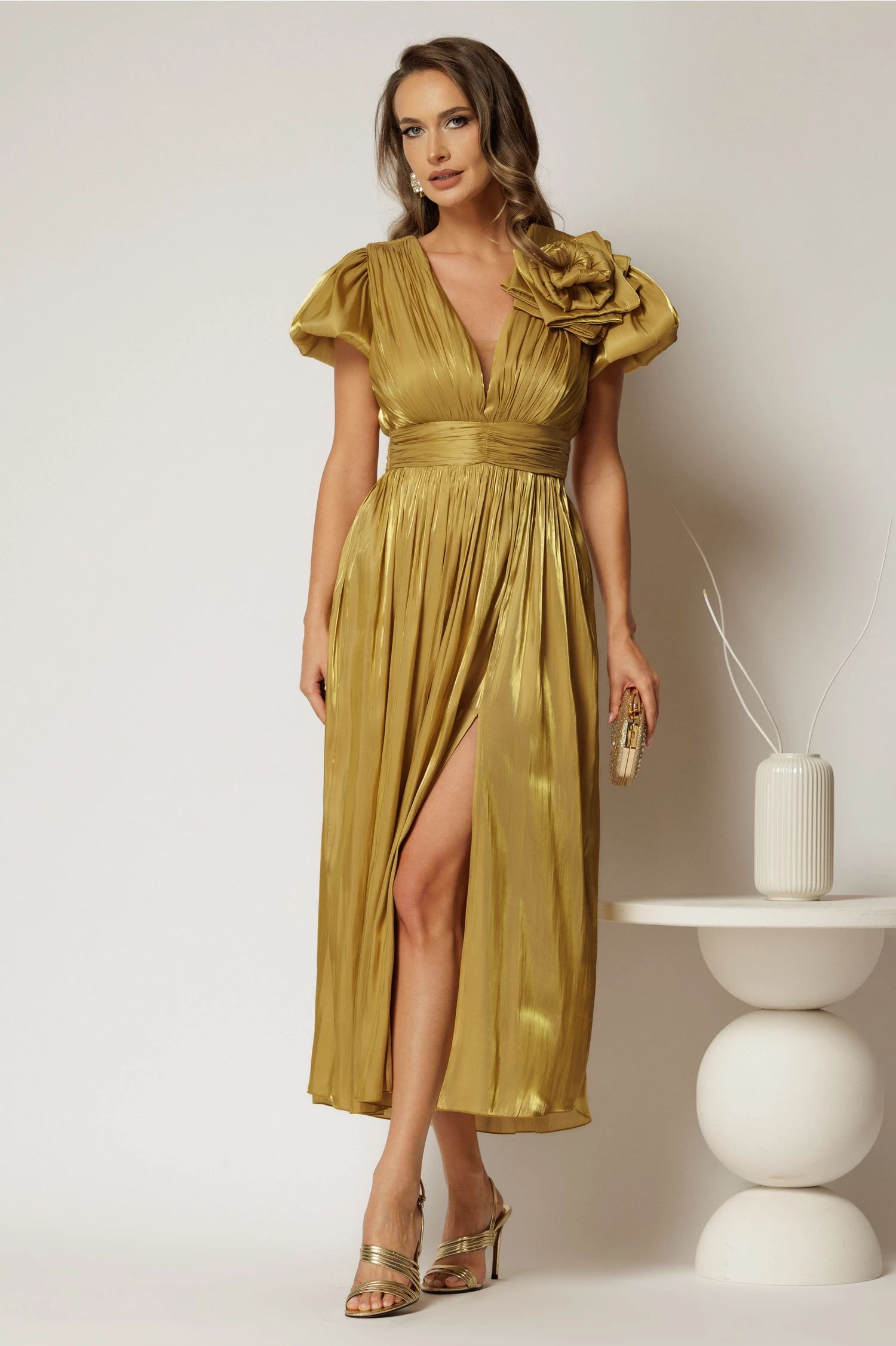 Rochie midi aurie de ocazie din voal peliculizat si detaliu amplu floral Rochie midi aurie de ocazie din voal peliculizat si detaliu amplu floral