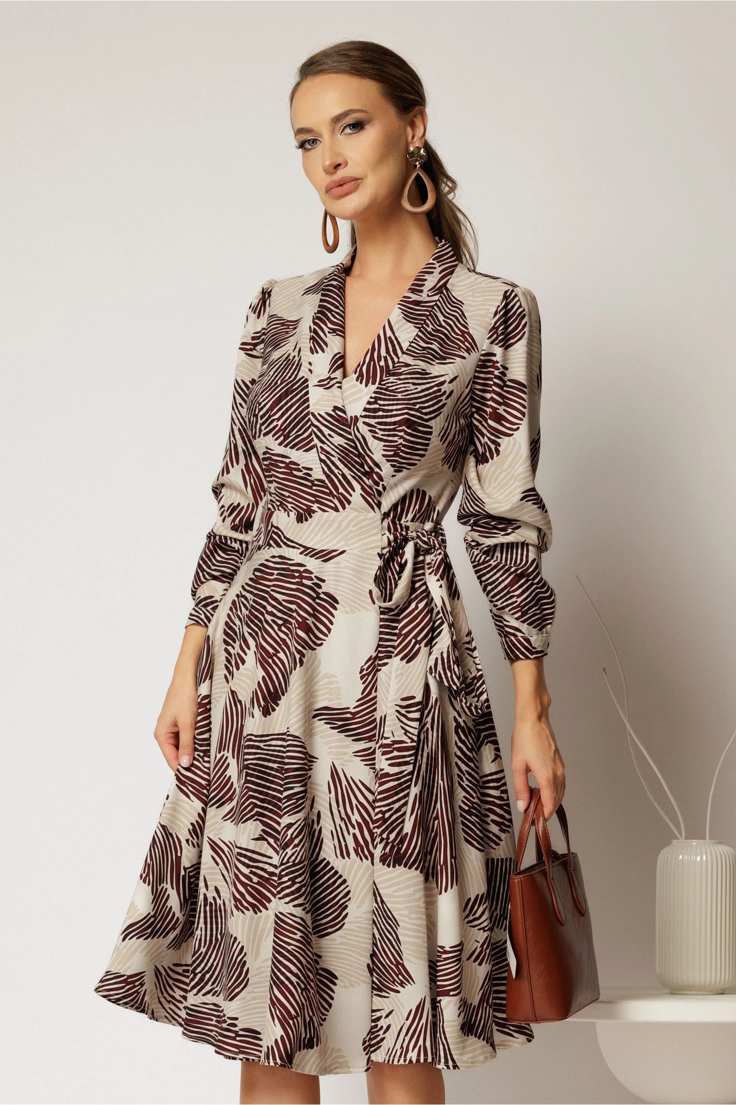 Rochie midi imprimeu abstract bordo cu aspect petrecut si cordon in talie Rochie midi imprimeu abstract bordo cu aspect petrecut si cordon in talie
