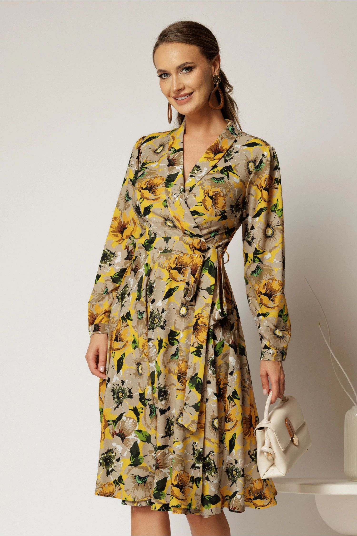 Rochie midi imprimeu floral galben cu aspect petrecut si cordon in talie Rochie midi imprimeu floral galben cu aspect petrecut si cordon in talie