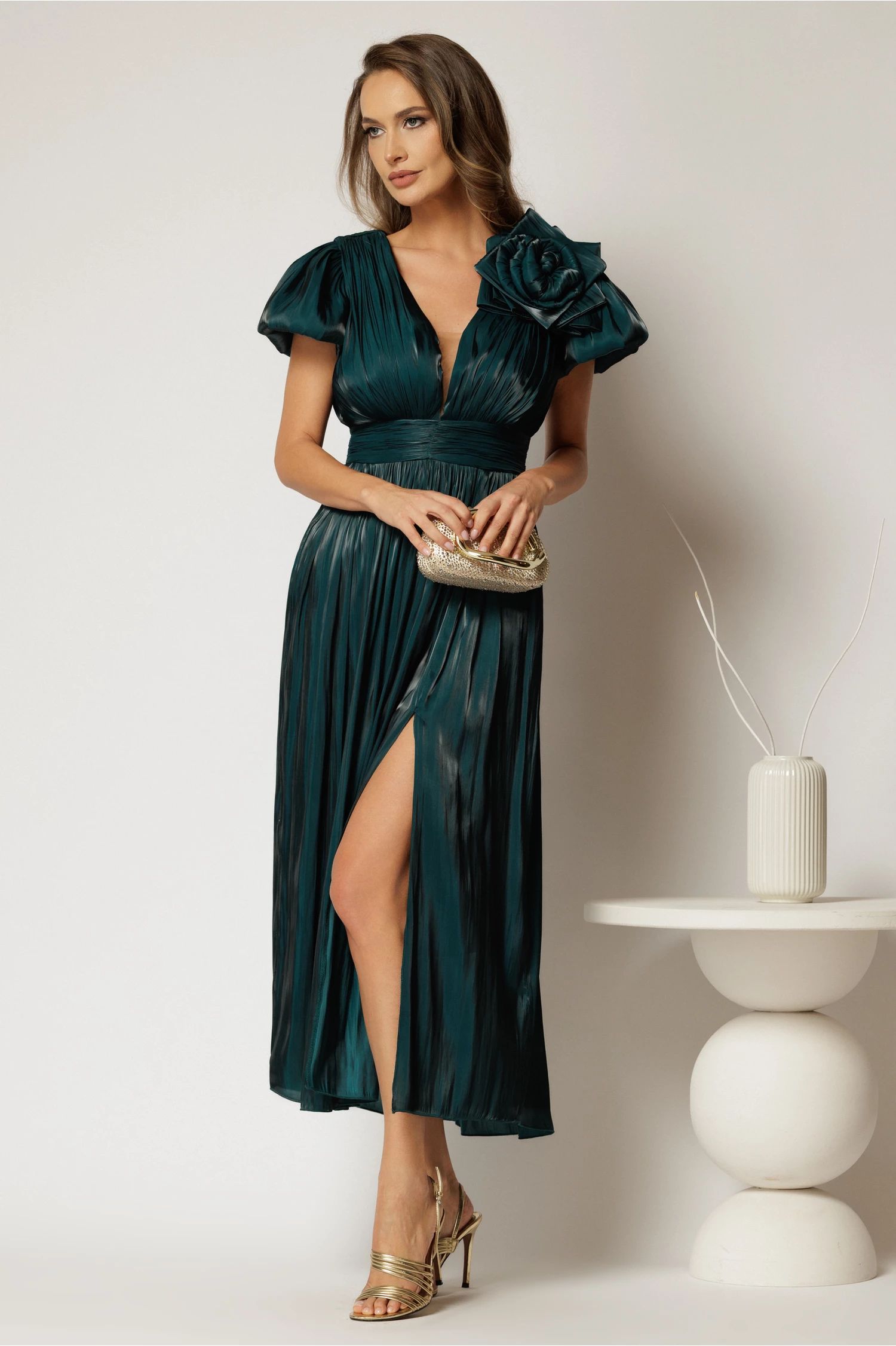 Rochie midi turcoaz de ocazie din voal peliculizat si detaliu amplu floral Rochie midi turcoaz de ocazie din voal peliculizat si detaliu amplu floral