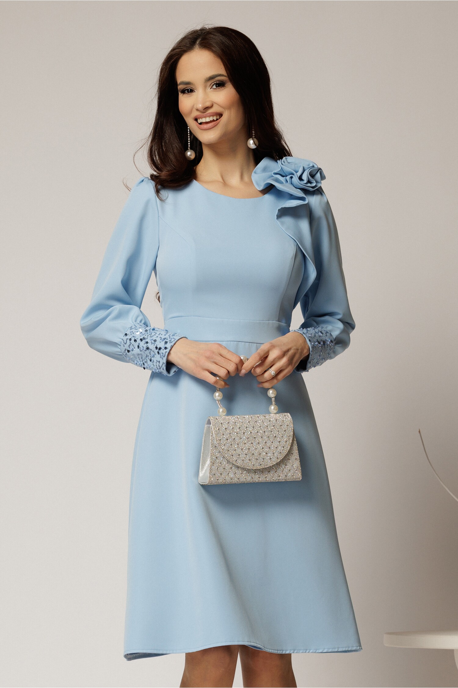 Rochie bleu DY fashion cu mâneci din paiete și fundă amplă pe umăr Rochie bleu DY fashion cu mâneci din paiete și fundă amplă pe umăr