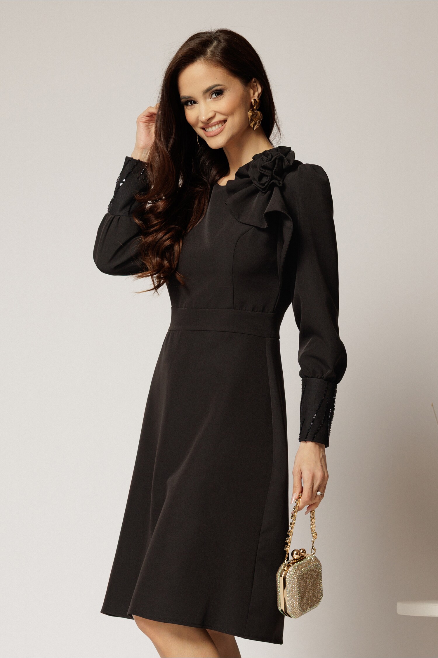 Rochia neagră DY fashion cu mâneci din paiete și fundă pe umăr Rochia neagră DY fashion cu mâneci din paiete și fundă pe umăr