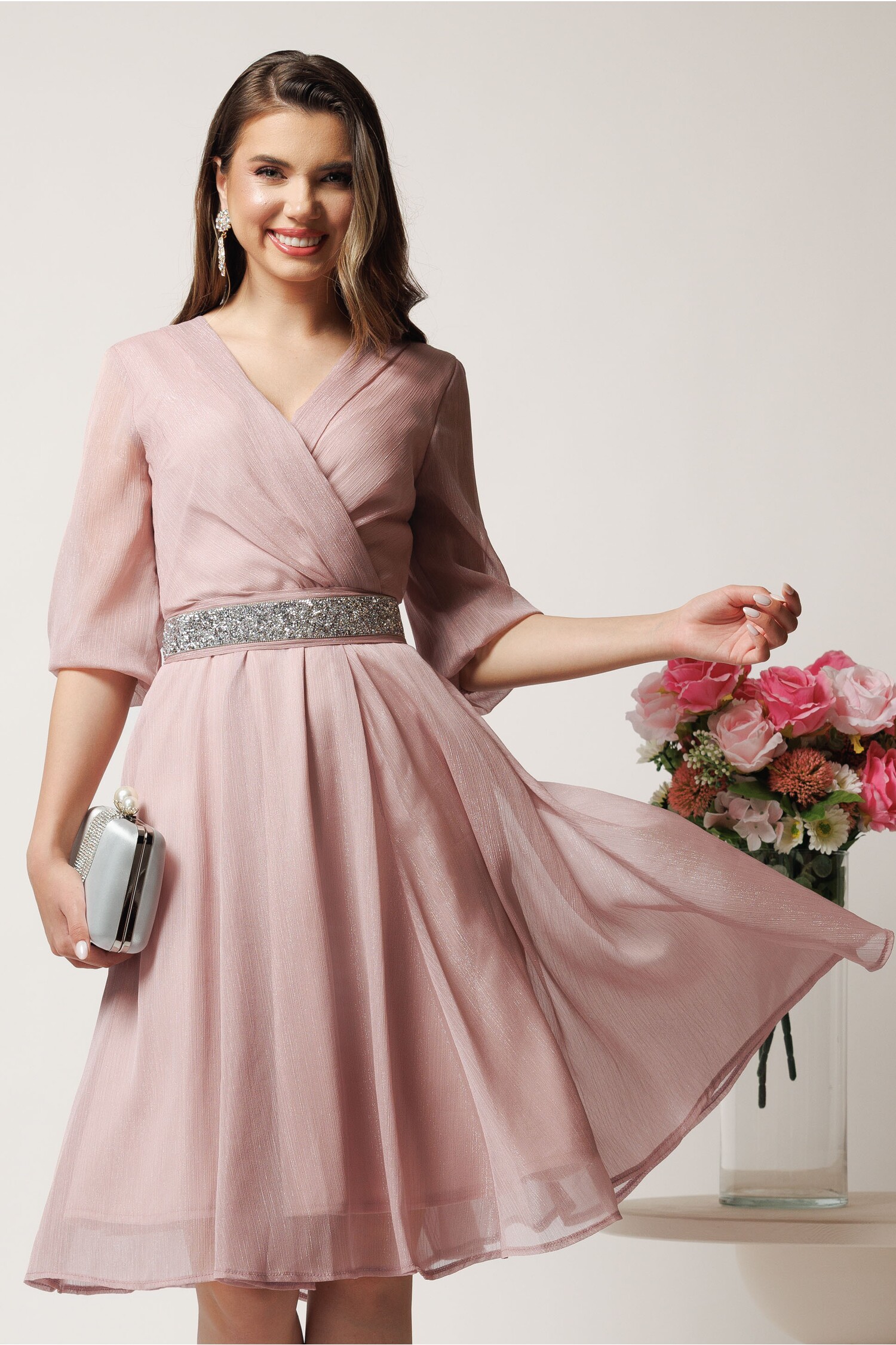 Rochie midi roz julia în cloș cu fir lurex și cordon cu strasuri Rochie midi roz julia în cloș cu fir lurex și cordon cu strasuri
