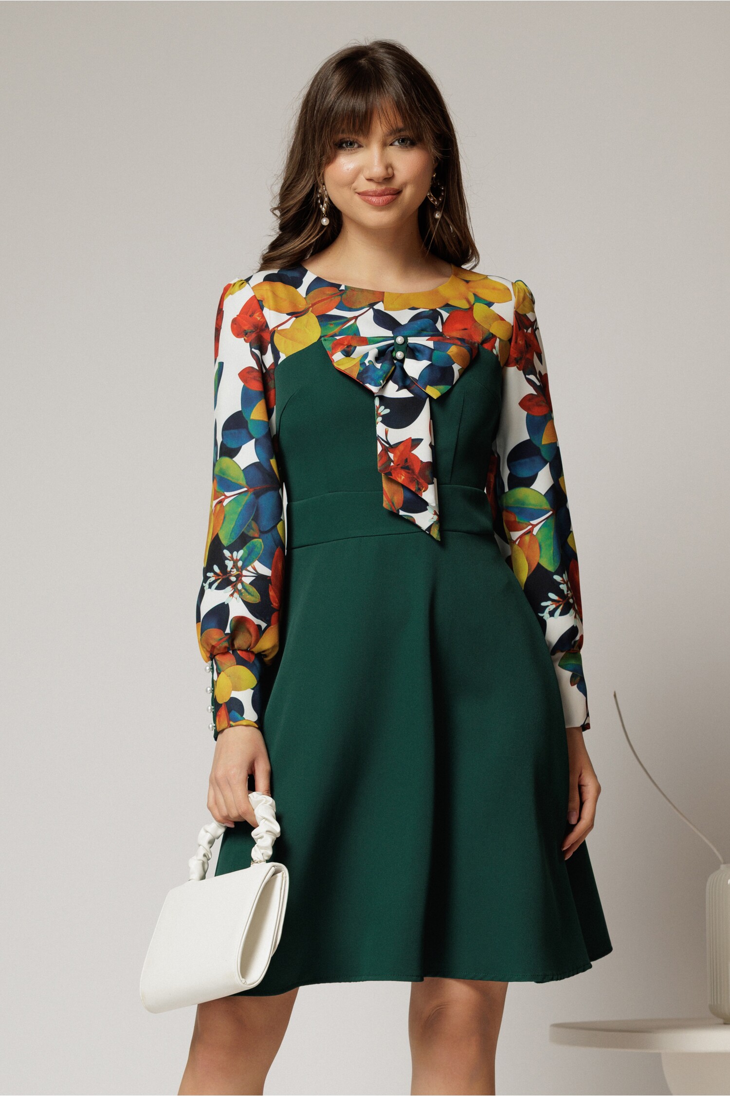Rochie andrada din stofă verde cu funda și imprimeu colorat – DY Fashion Rochie andrada din stofă verde cu funda și imprimeu colorat – DY Fashion