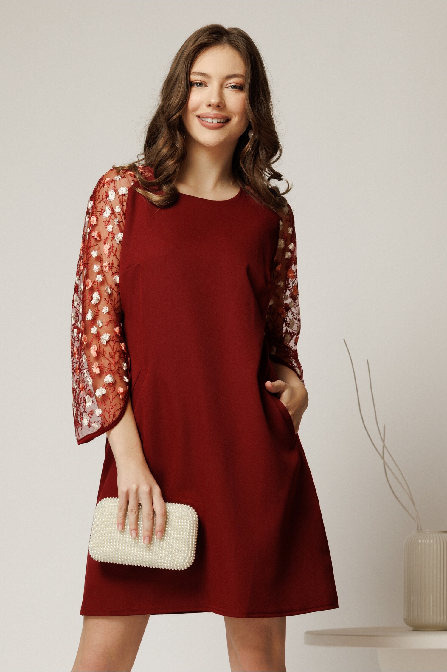 Rochie andrea scurtă bordo cu mâneci din dantelă Rochie andrea scurtă bordo cu mâneci din dantelă