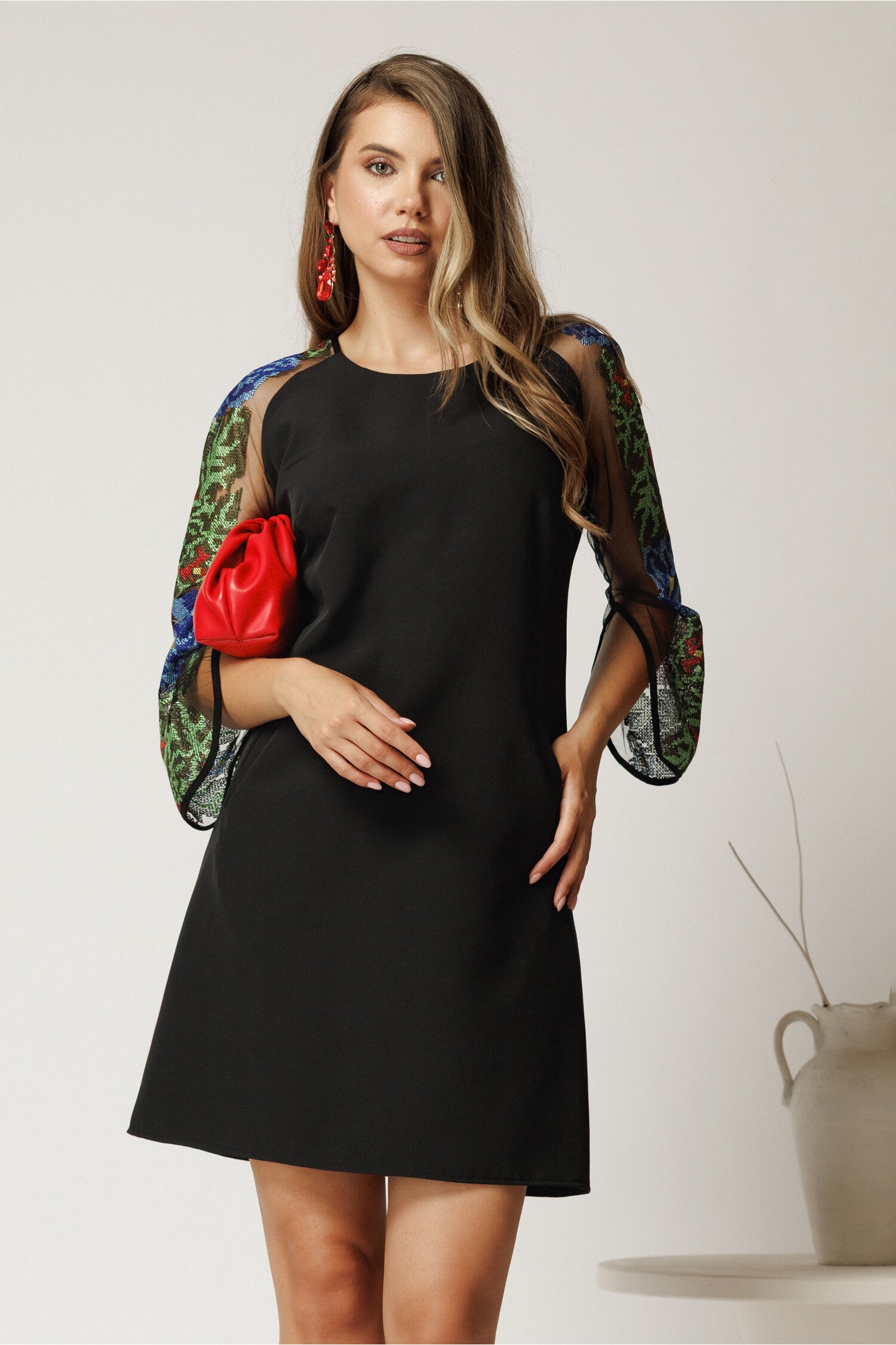 Rochie scurtă andrea neagră din stofă cu mâneci de dantelă Rochie scurtă andrea neagră din stofă cu mâneci de dantelă